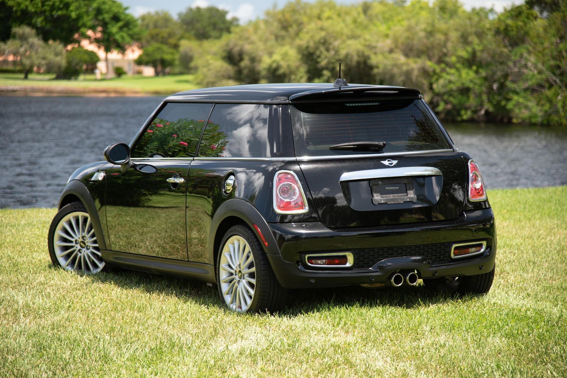 The 1 of 1000 “Inspired By Goodwood” Edition Is What Happens When Rolls-Royce Makes A MINI
