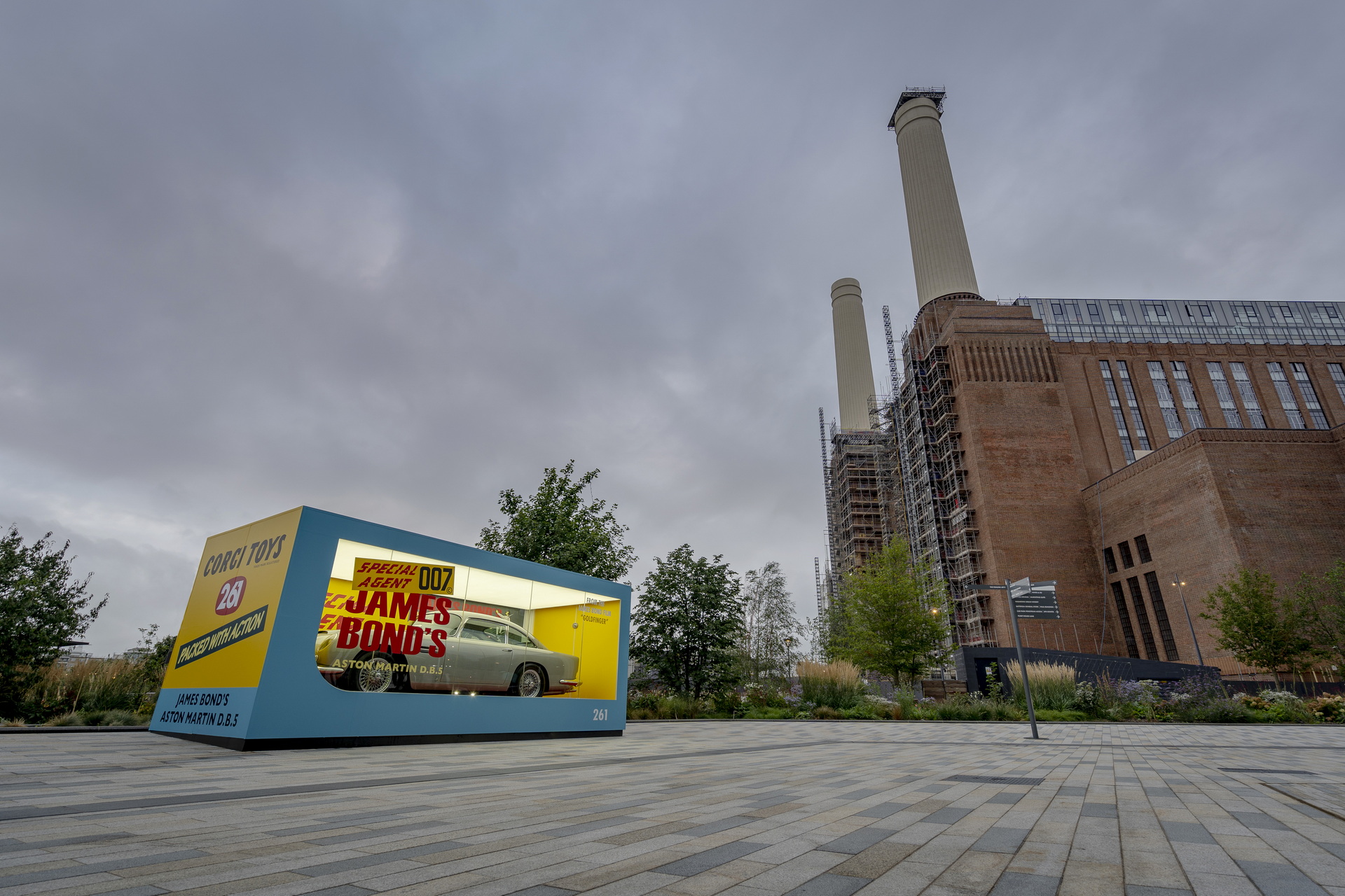 Aston Martin Unveils 1:1 Scale DB5 Corgi Toy Box In Central London, 007’s Car Included