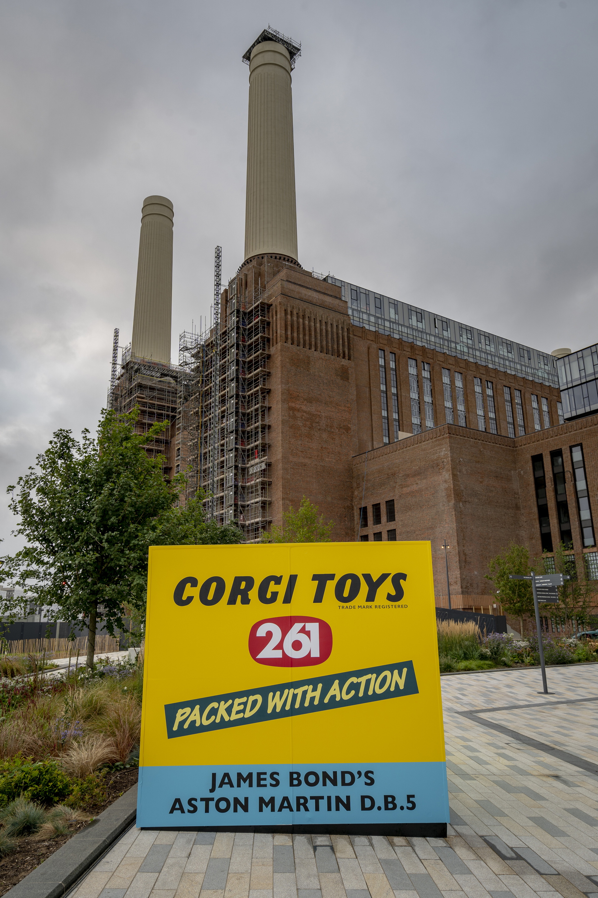 Aston Martin Unveils 1:1 Scale DB5 Corgi Toy Box In Central London, 007’s Car Included