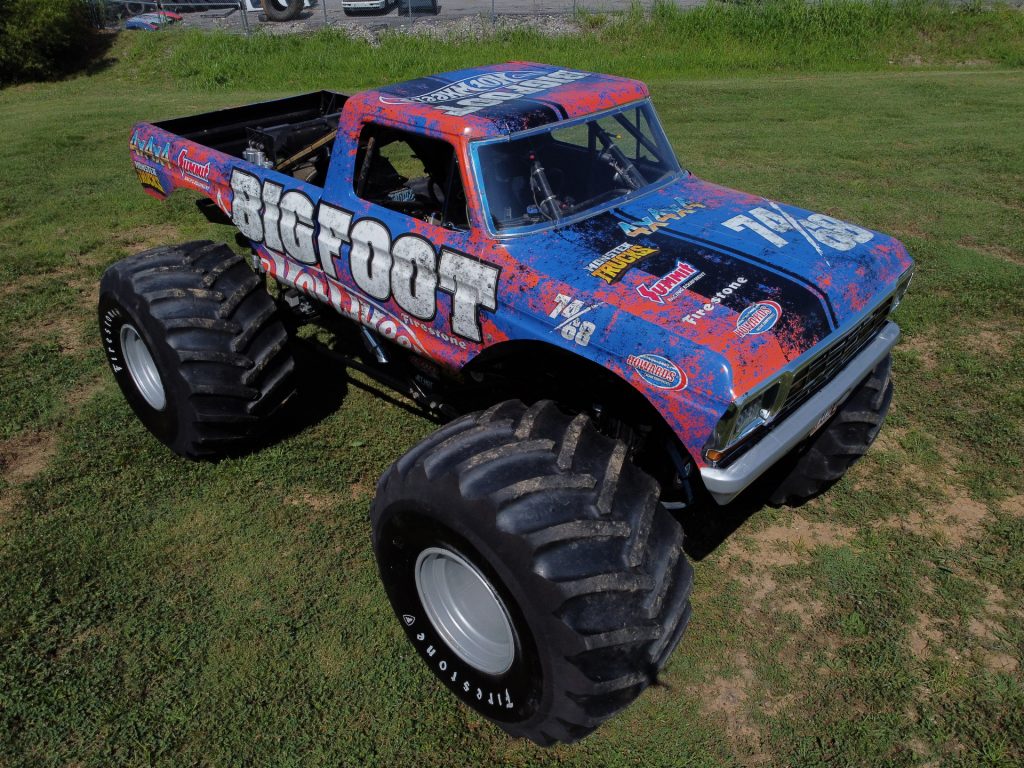 Hot Wheels Monster Trucks Bigfoot, Giant wheels, including