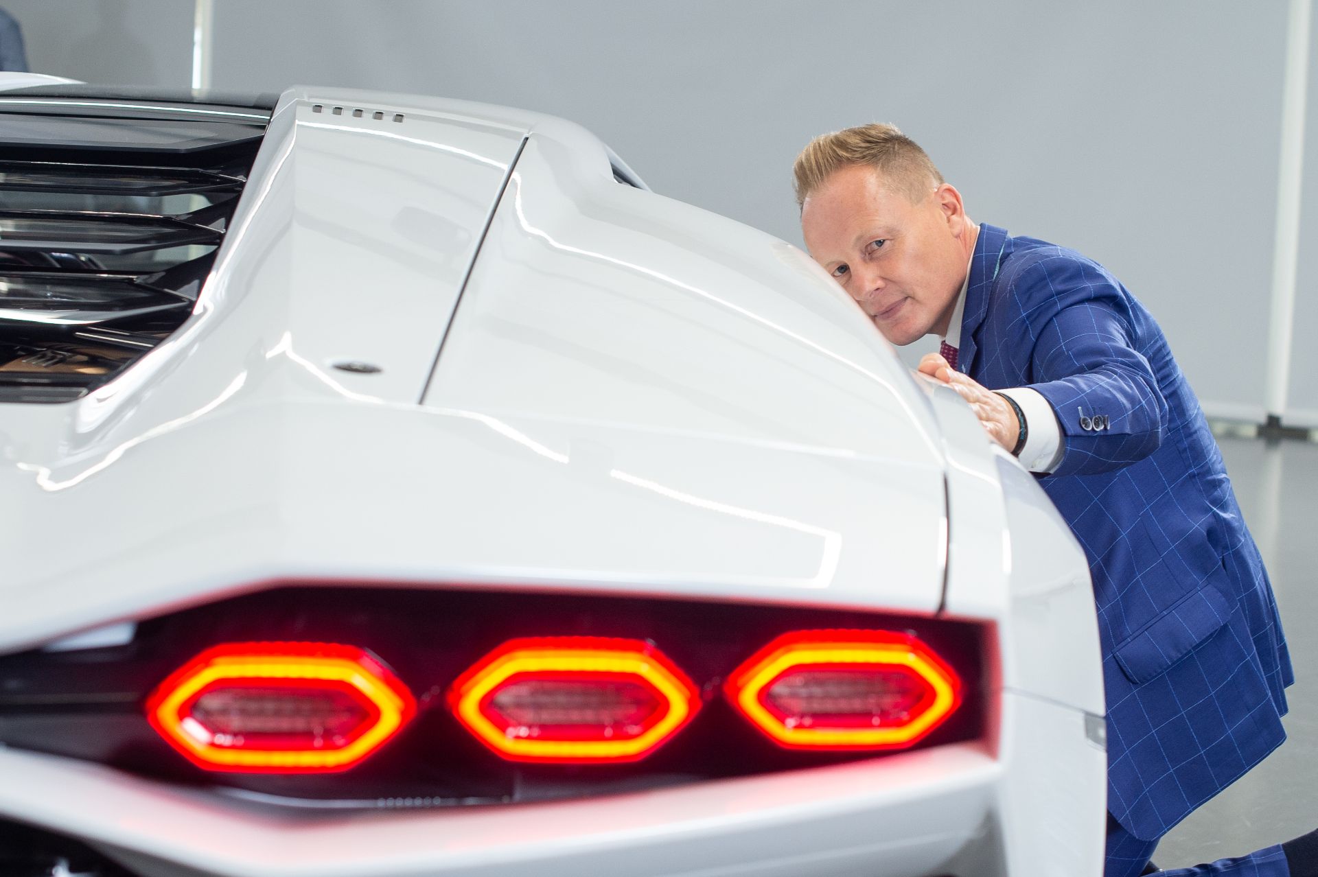 Lamborghini Countach LPI 800-4 Goes Back To The Future As A Sian-Based 21st Century Supercar