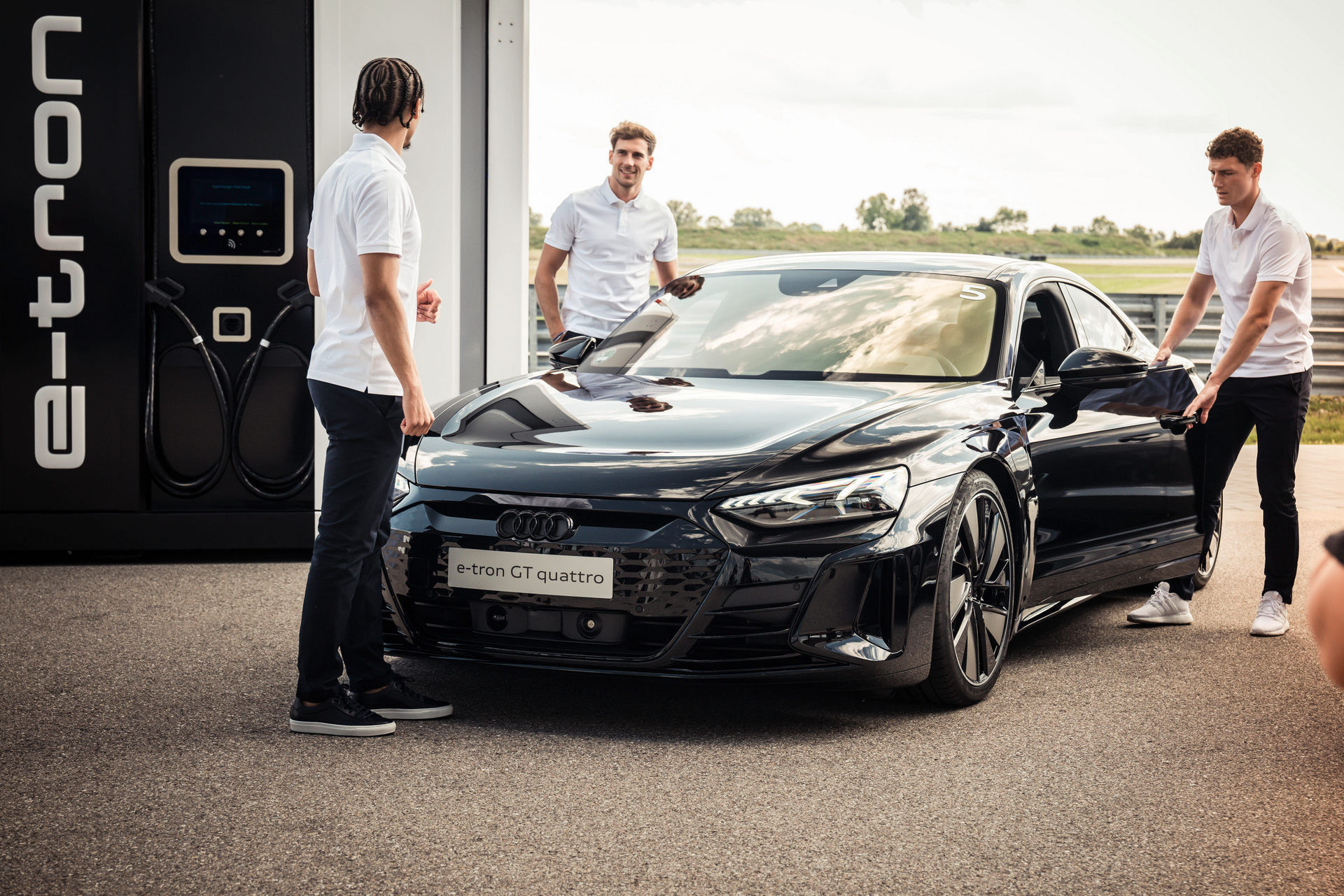 FC Bayern Players Get Keys To New E-Tron GT And RS E-Tron GT