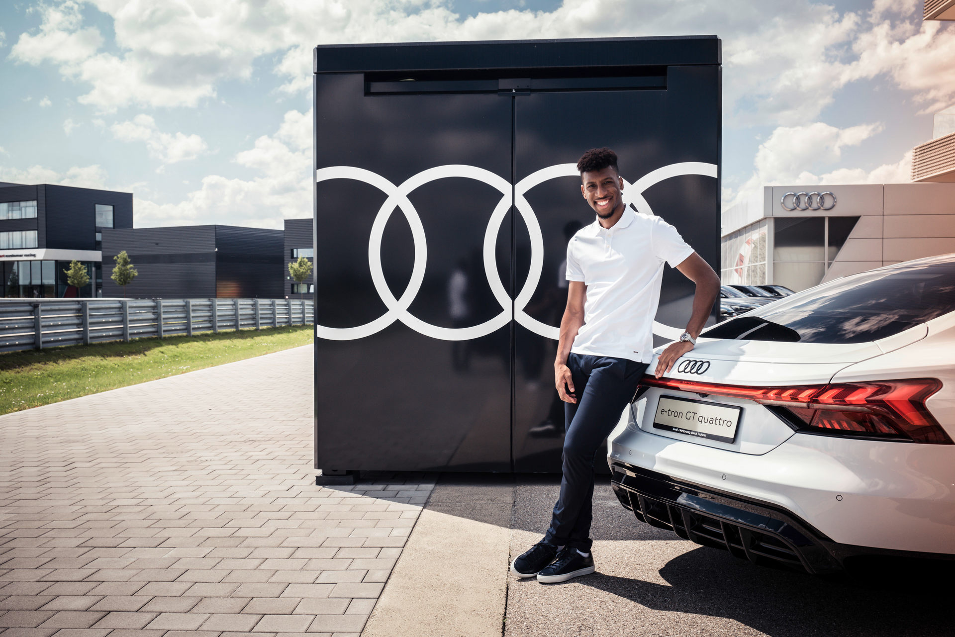 FC Bayern Players Get Keys To New E-Tron GT And RS E-Tron GT