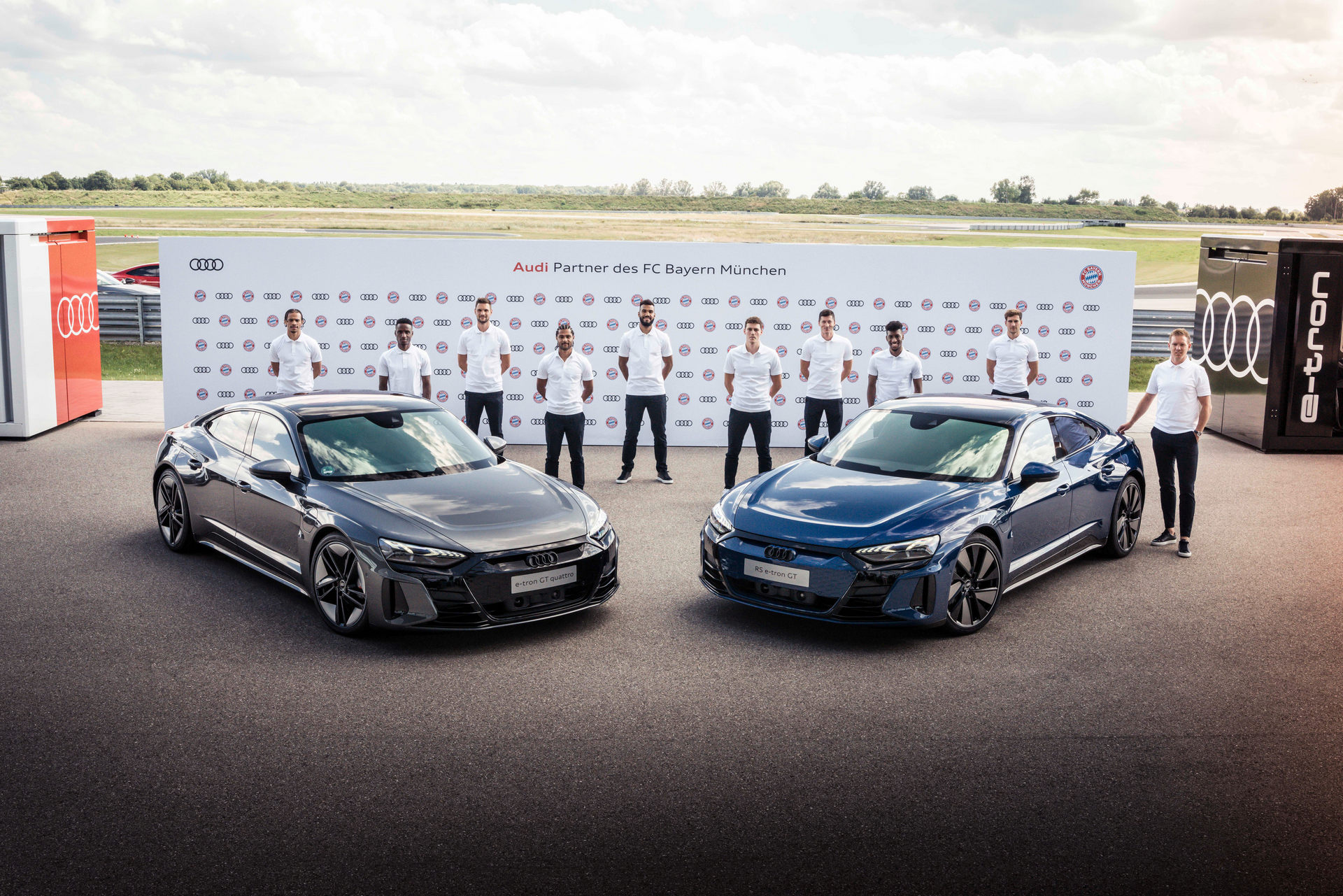 FC Bayern Players Get Keys To New E-Tron GT And RS E-Tron GT