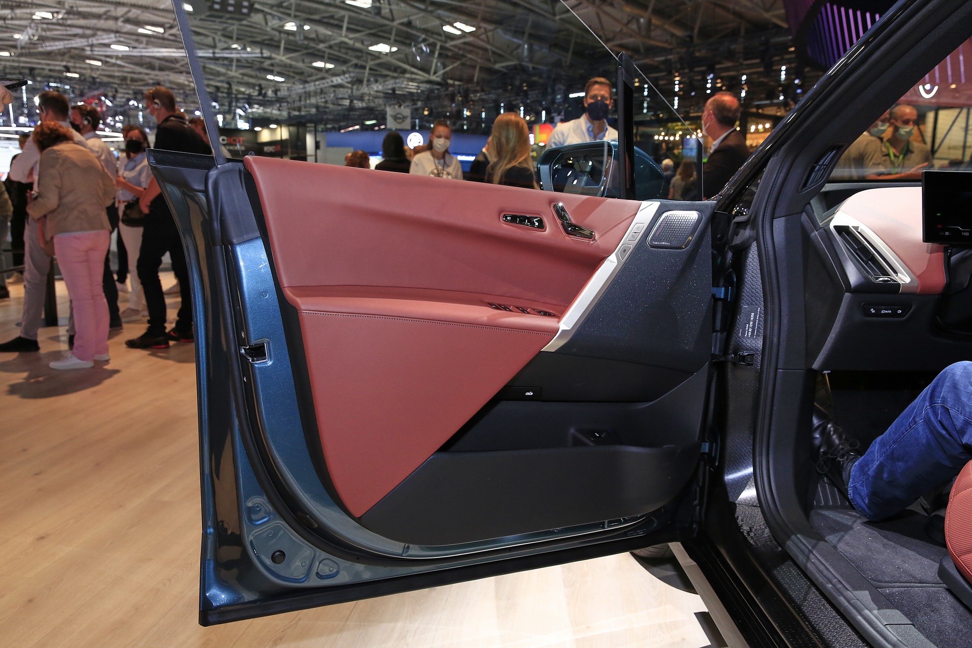 BMW iX Gets Speakers With Actual Diamonds In Them For Optimal Sound