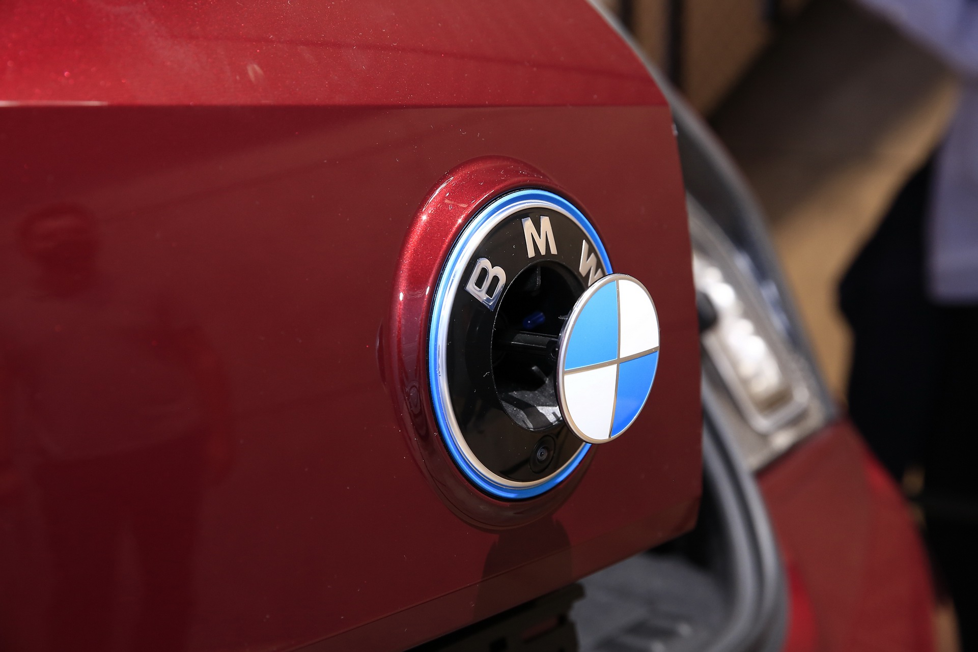 BMW iX Gets Speakers With Actual Diamonds In Them For Optimal Sound