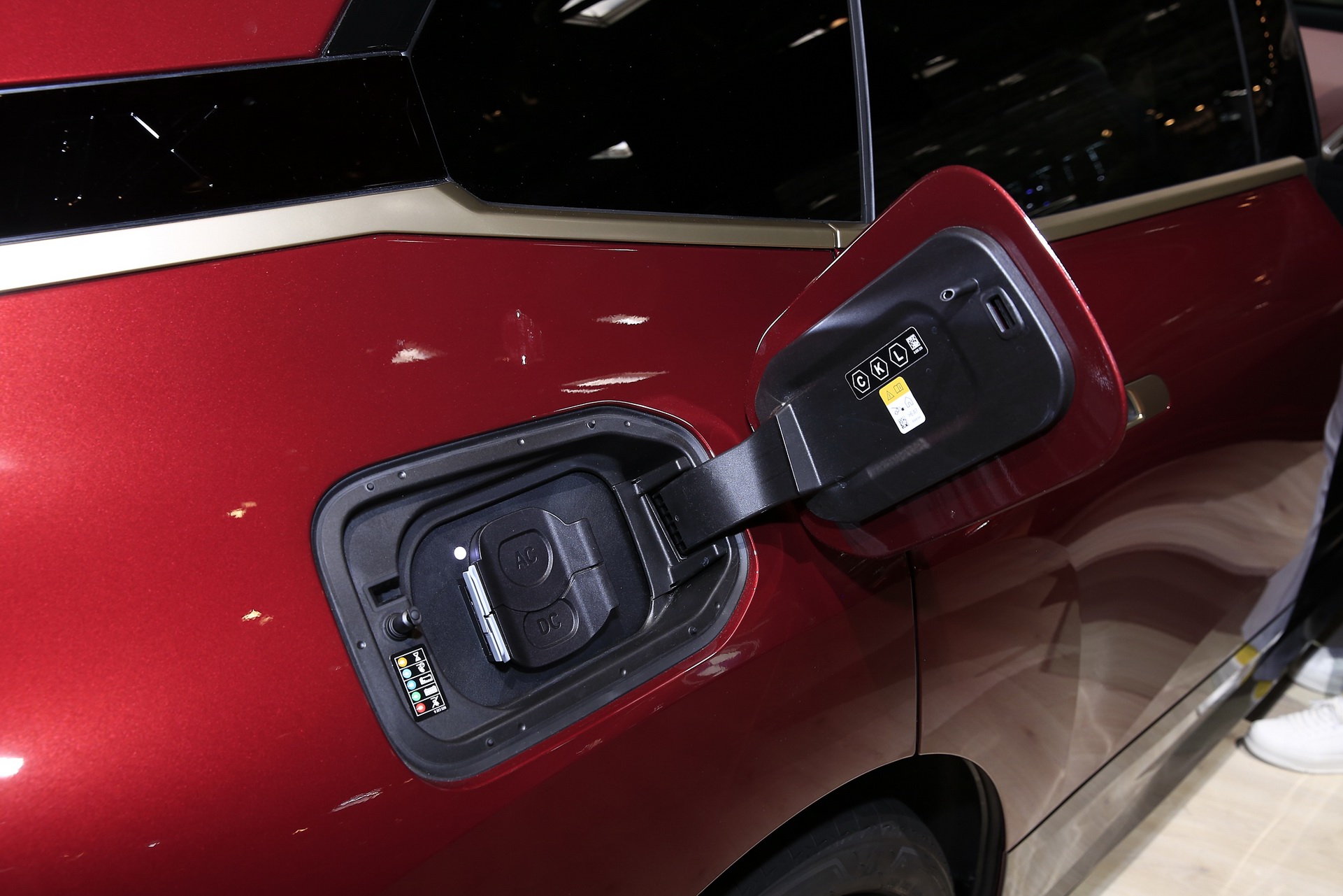 BMW iX Gets Speakers With Actual Diamonds In Them For Optimal Sound