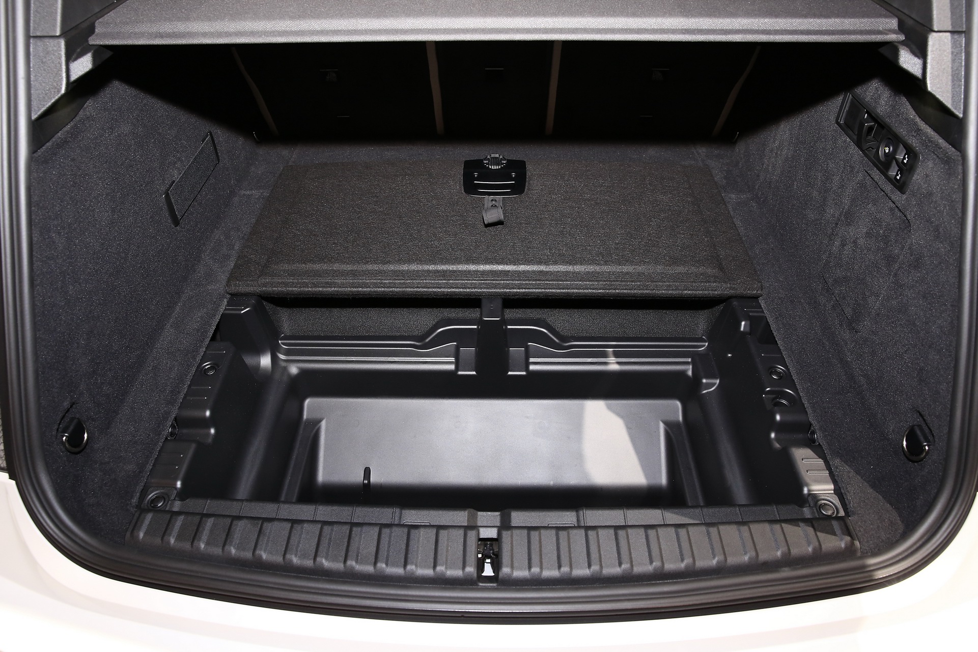 BMW iX Gets Speakers With Actual Diamonds In Them For Optimal Sound