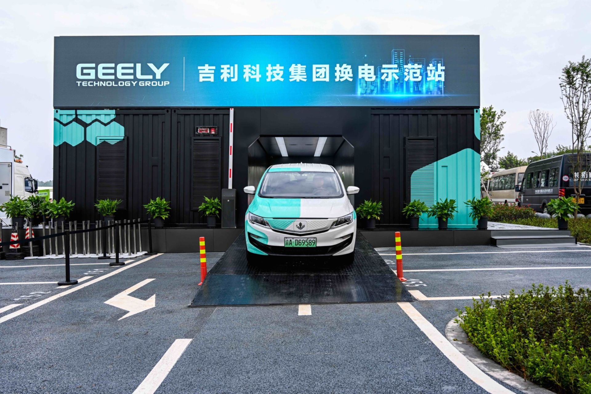 Geely Wants To Have 5,000 Battery Swapping Stations In China By 2025