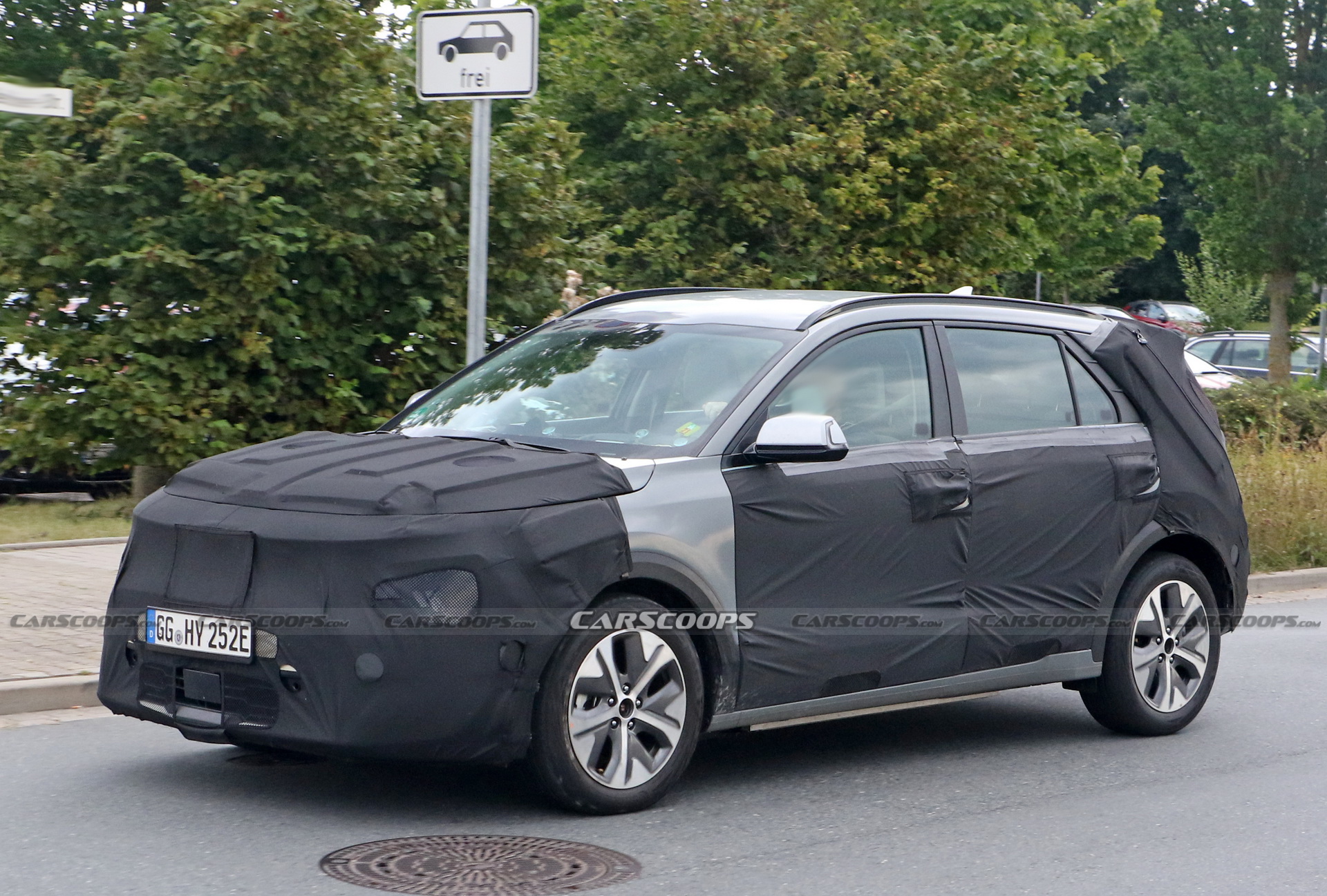 2022 Kia e-Niro Spied For The First Time Hiding Its Concept-Inspired Looks