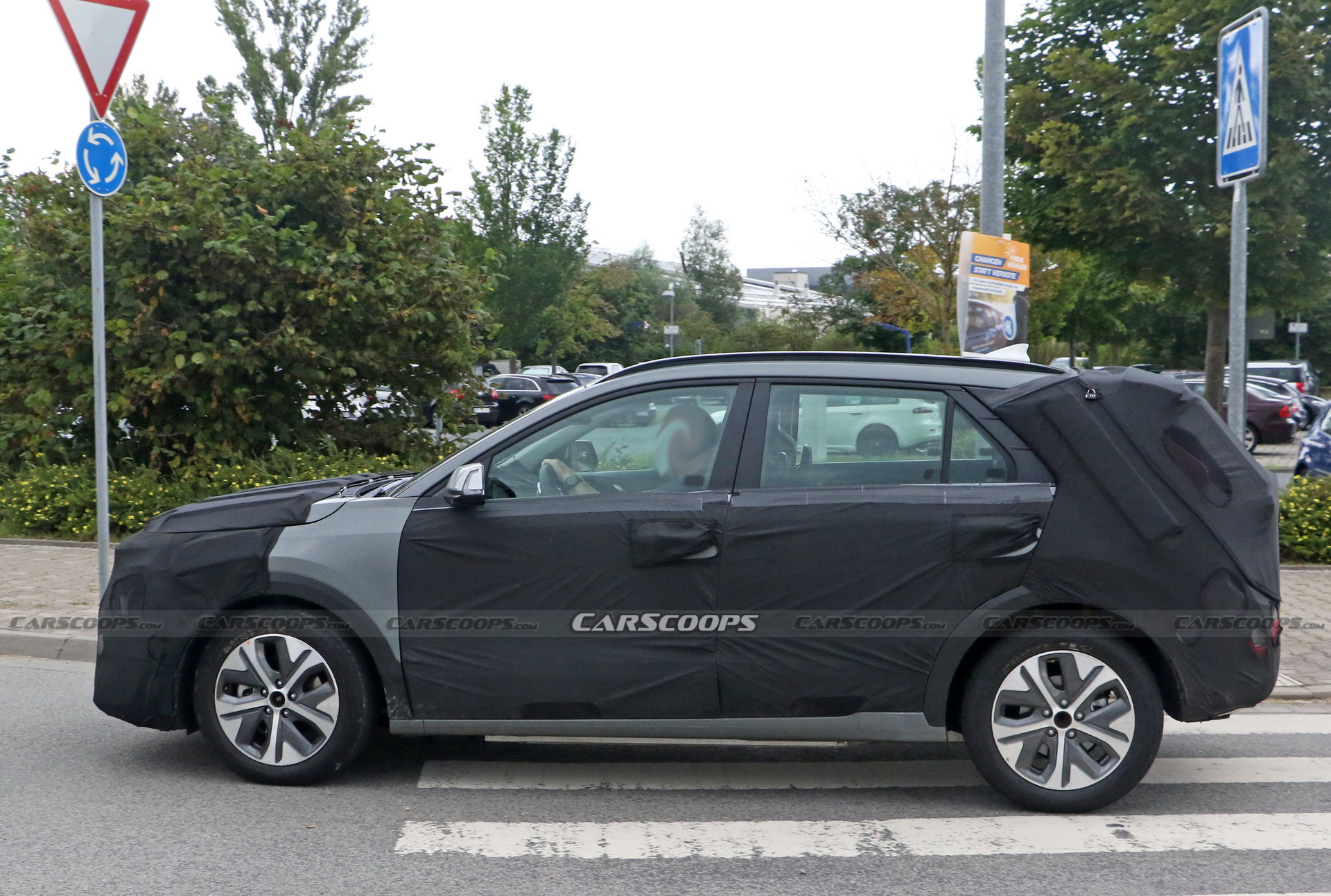 2022 Kia e-Niro Spied For The First Time Hiding Its Concept-Inspired Looks