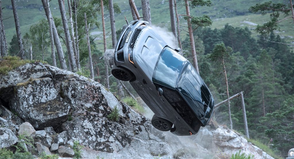  Go Behind-The-Scenes Of James Bond’s Off-Road Chase Starring Two Range Rover Sport SVRs