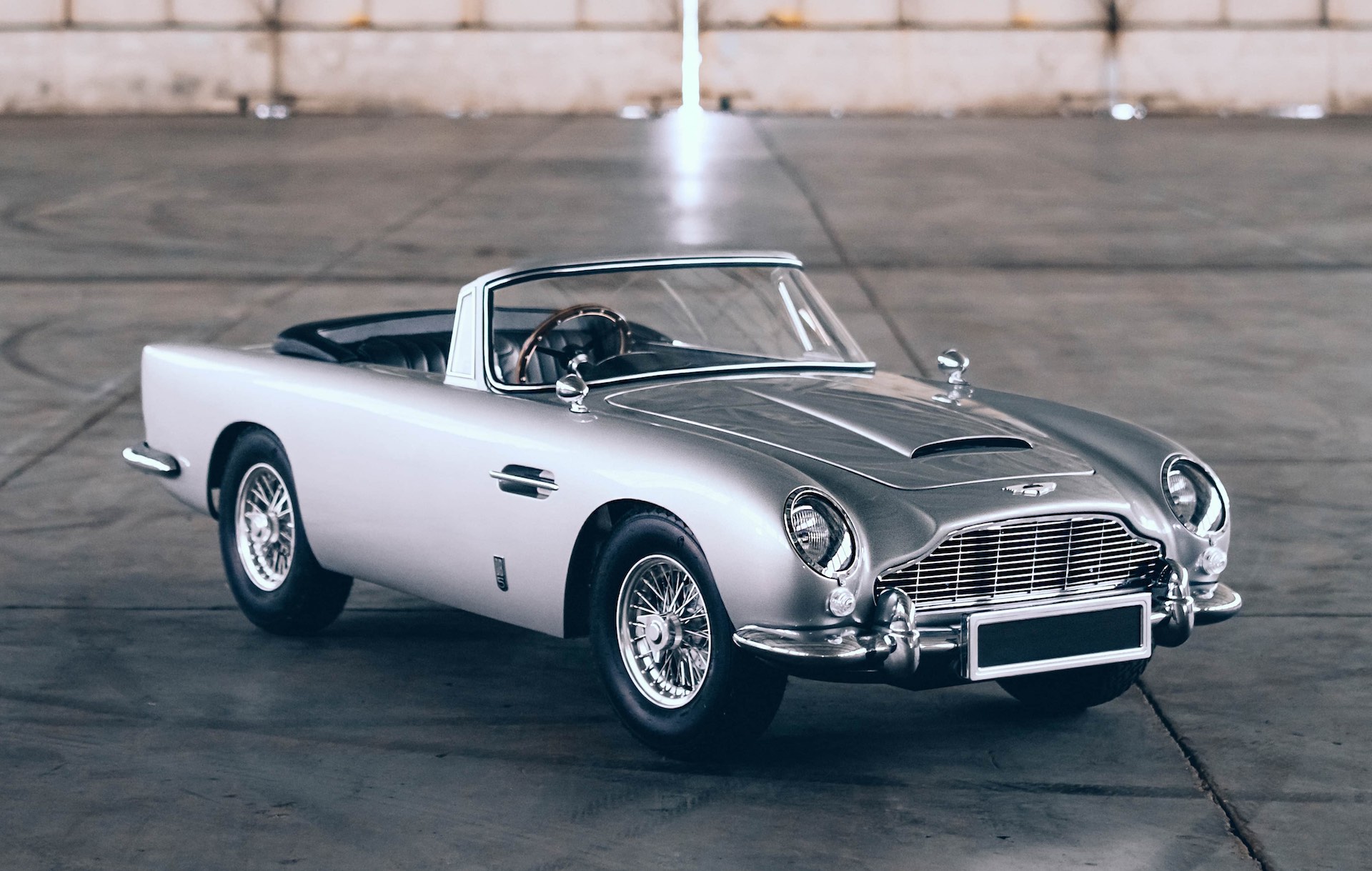 $125k ‘Toy’ Aston Martin DB5 James Bond Edition Fires Smoke, Has Fake Machine Guns Behind Headlights