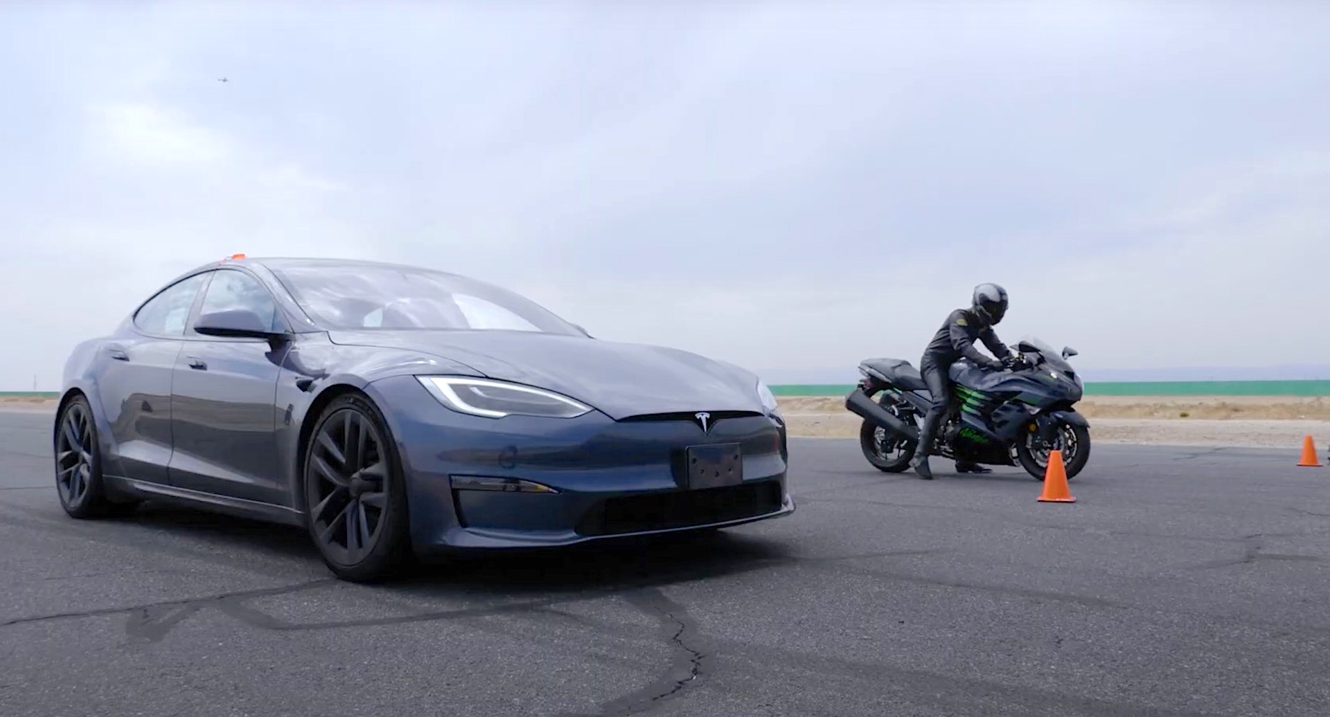 bedreiging Ongeschikt bedreiging The Tesla Model S Plaid Proves That Superbikes Have Finally Met Their Match  | Carscoops