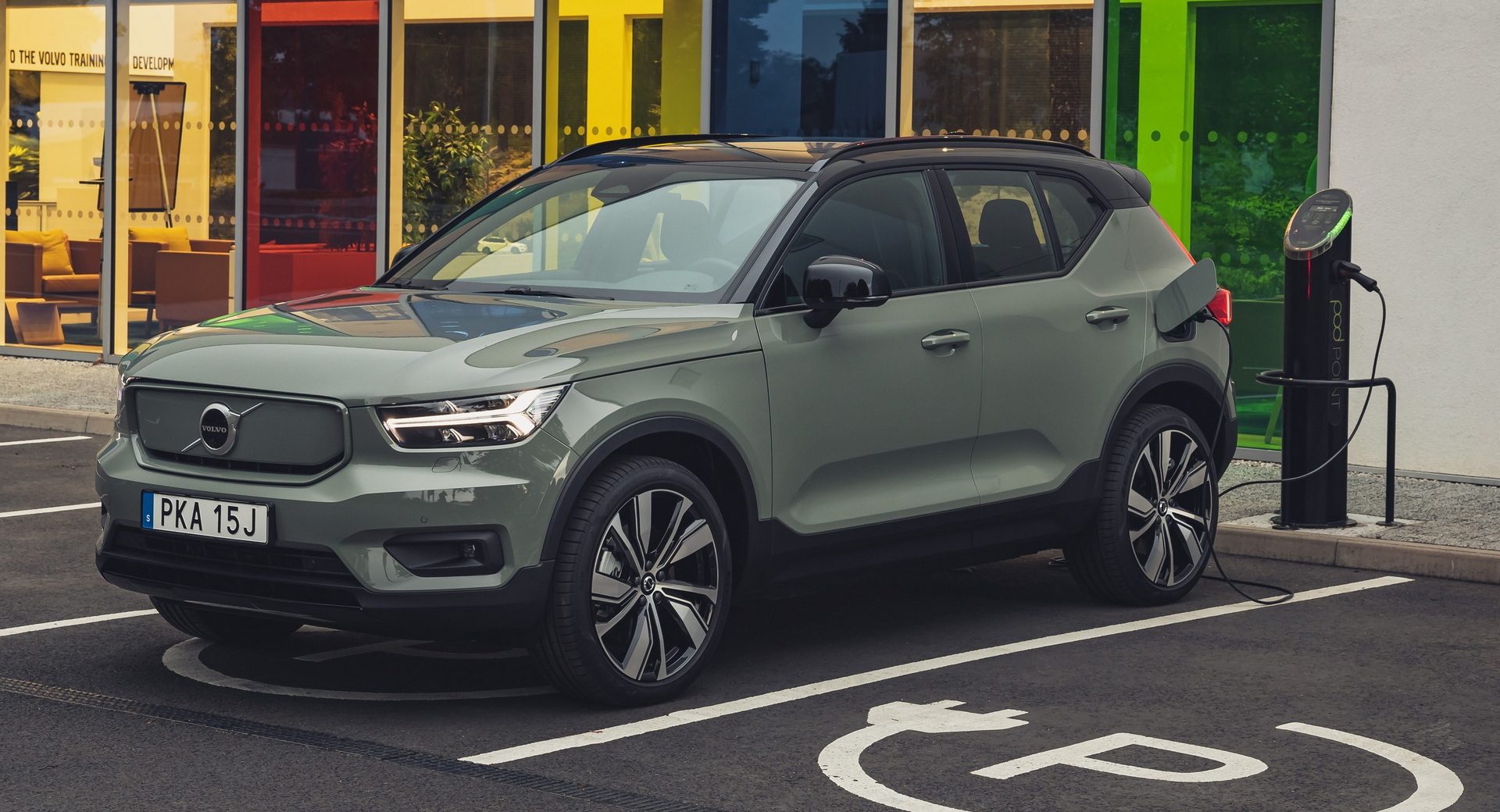 Volvo XC40 Recharge, Polestar 2 Get Range Assistant App Via OTA