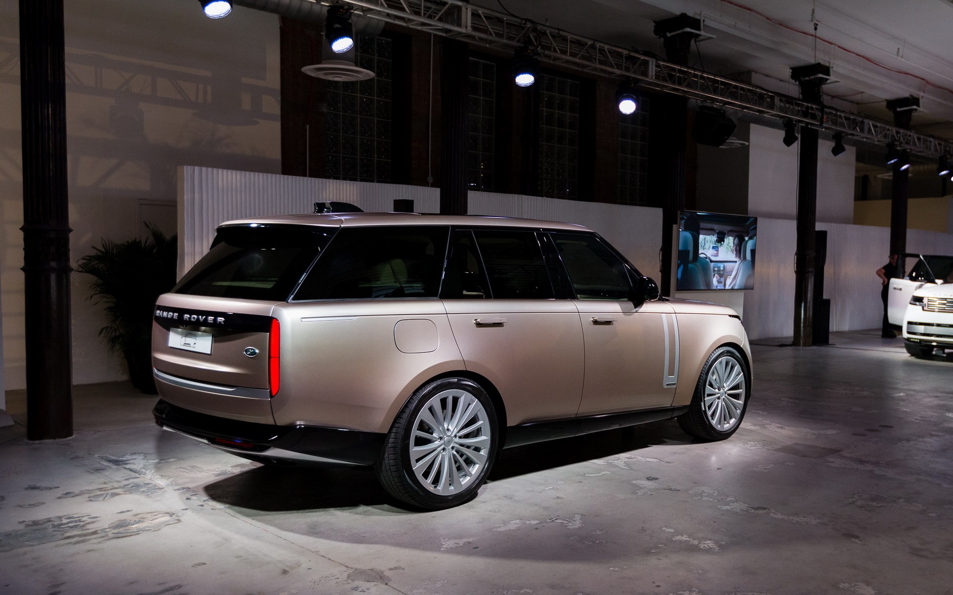 2022 Range Rover Lands With BMW V8 And Noise-Cancelling Headrests, PHEV And  EV Coming 2023
