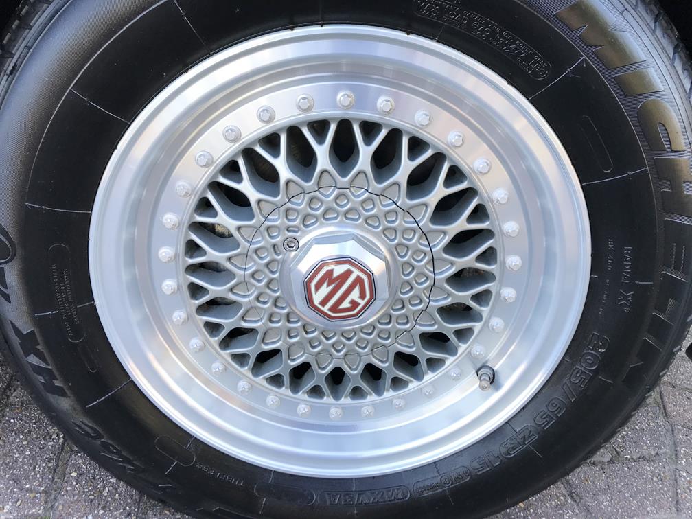 1995 MG RV8 Offers A Taste Of Old-School British Motoring