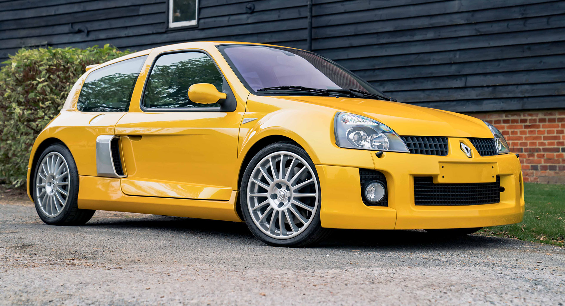 A Mint 980-Mile Renault Clio V6 Just Sold For A Record Price
