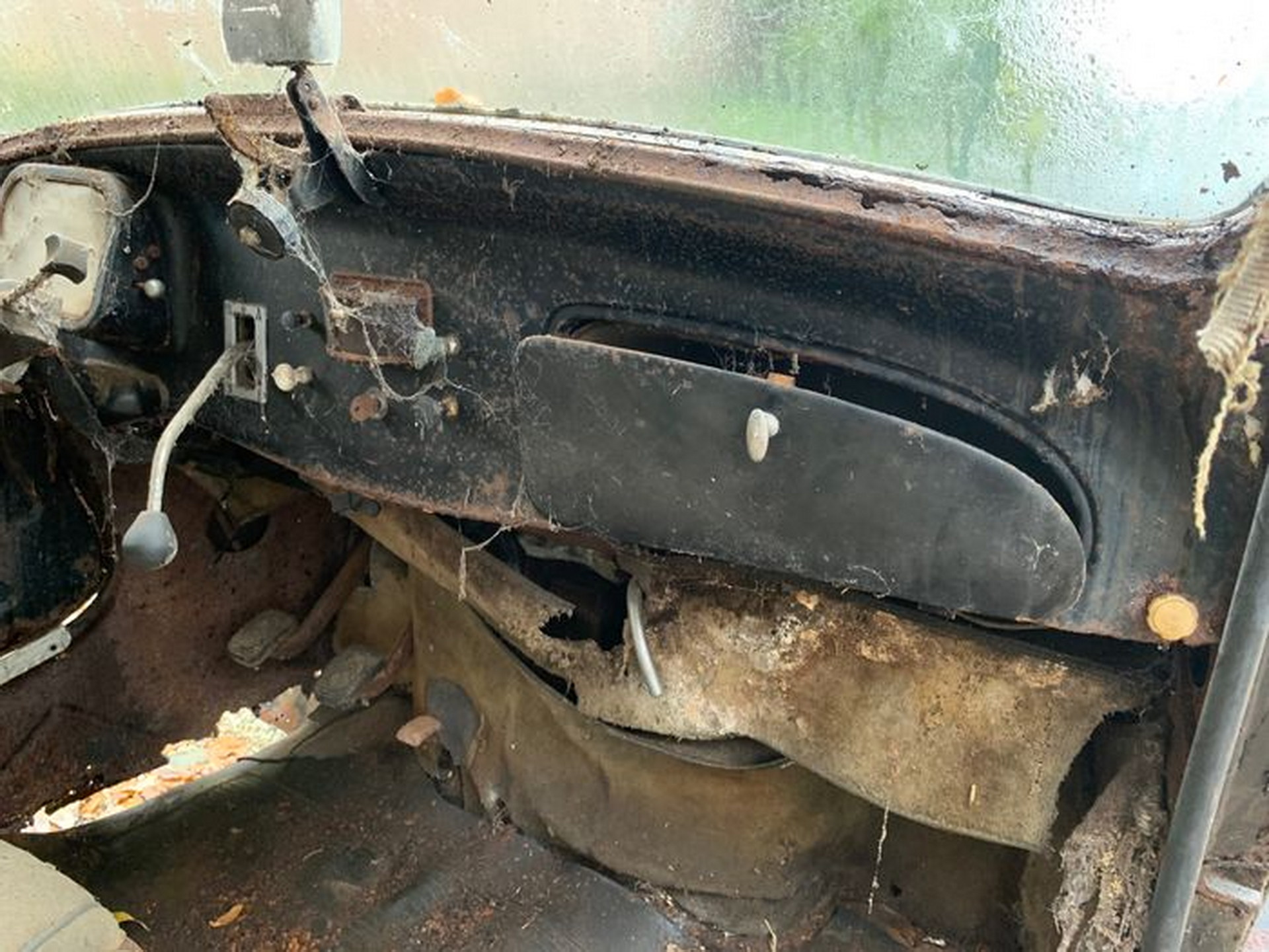 Citroën Traction Avant Barn Find Looks Haunting, In Desperate Need Of Restoration