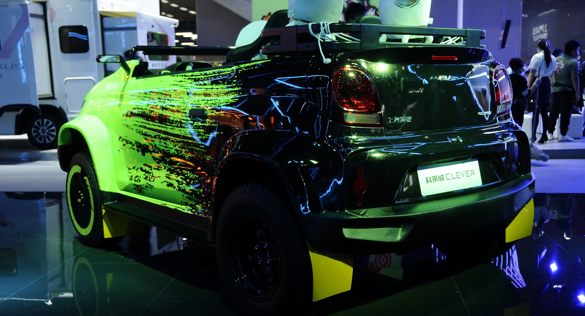 Roewe’s Clever Mars Edition With Baby Aliens And Astronaut Cracks Us Up