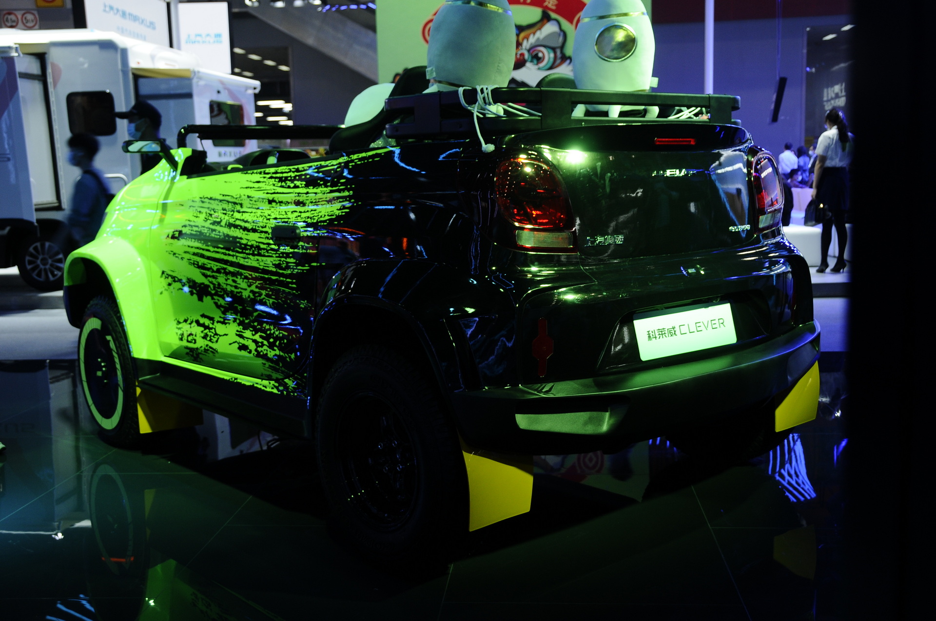 Roewe’s Clever Mars Edition With Baby Aliens And Astronaut Cracks Us Up