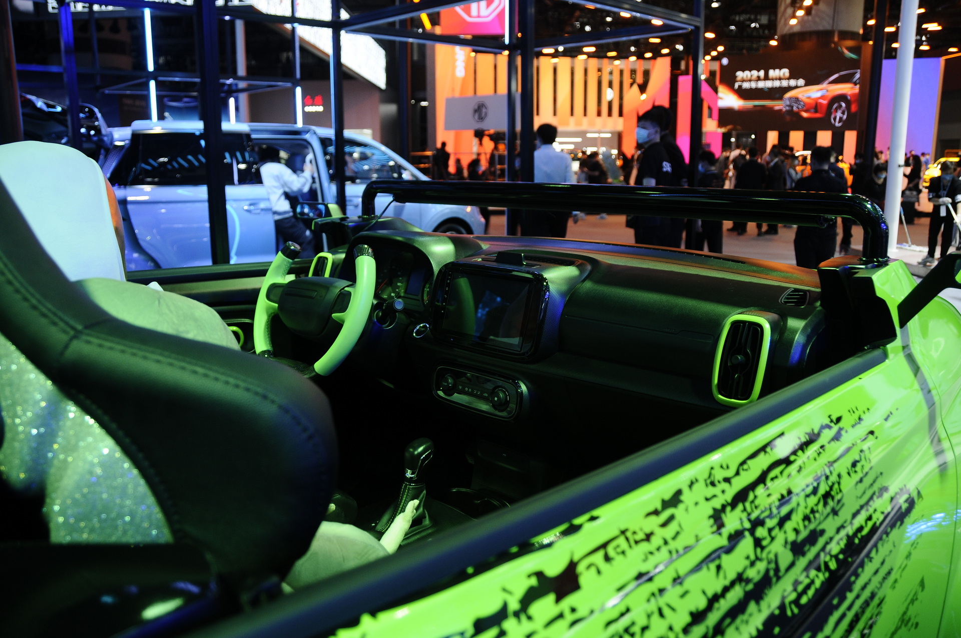 Roewe’s Clever Mars Edition With Baby Aliens And Astronaut Cracks Us Up