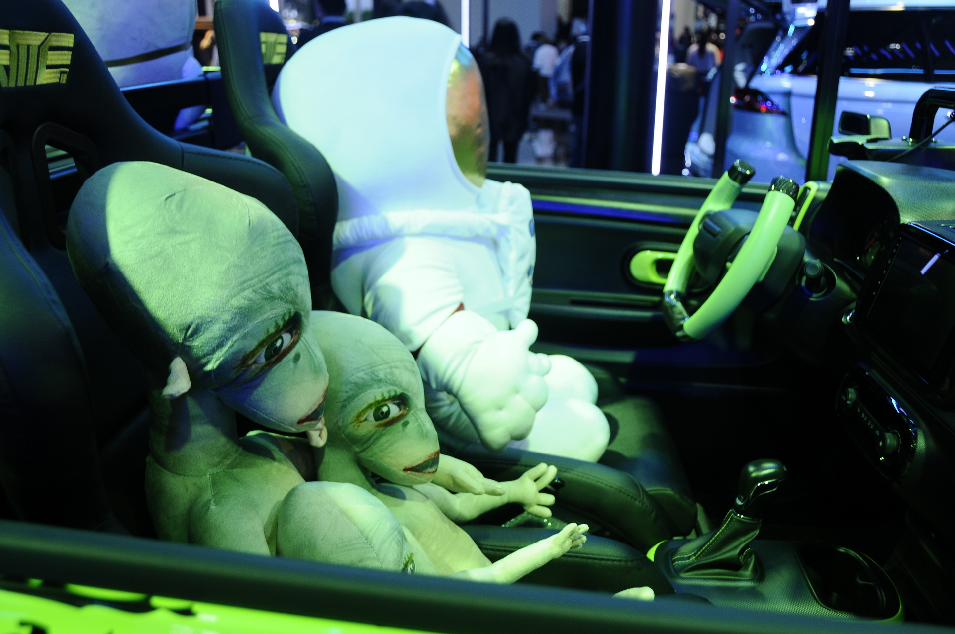 Roewe’s Clever Mars Edition With Baby Aliens And Astronaut Cracks Us Up