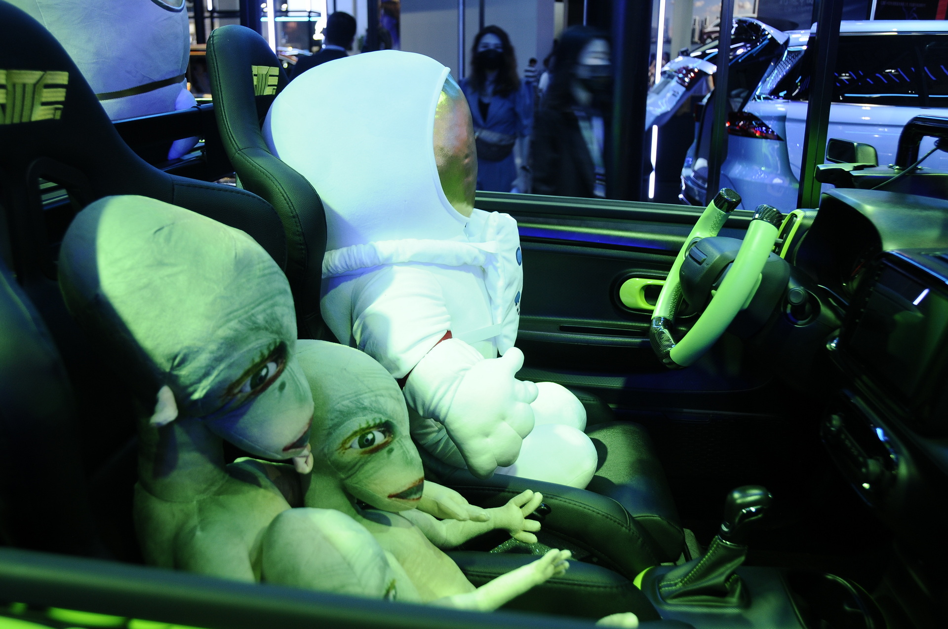 Roewe’s Clever Mars Edition With Baby Aliens And Astronaut Cracks Us Up