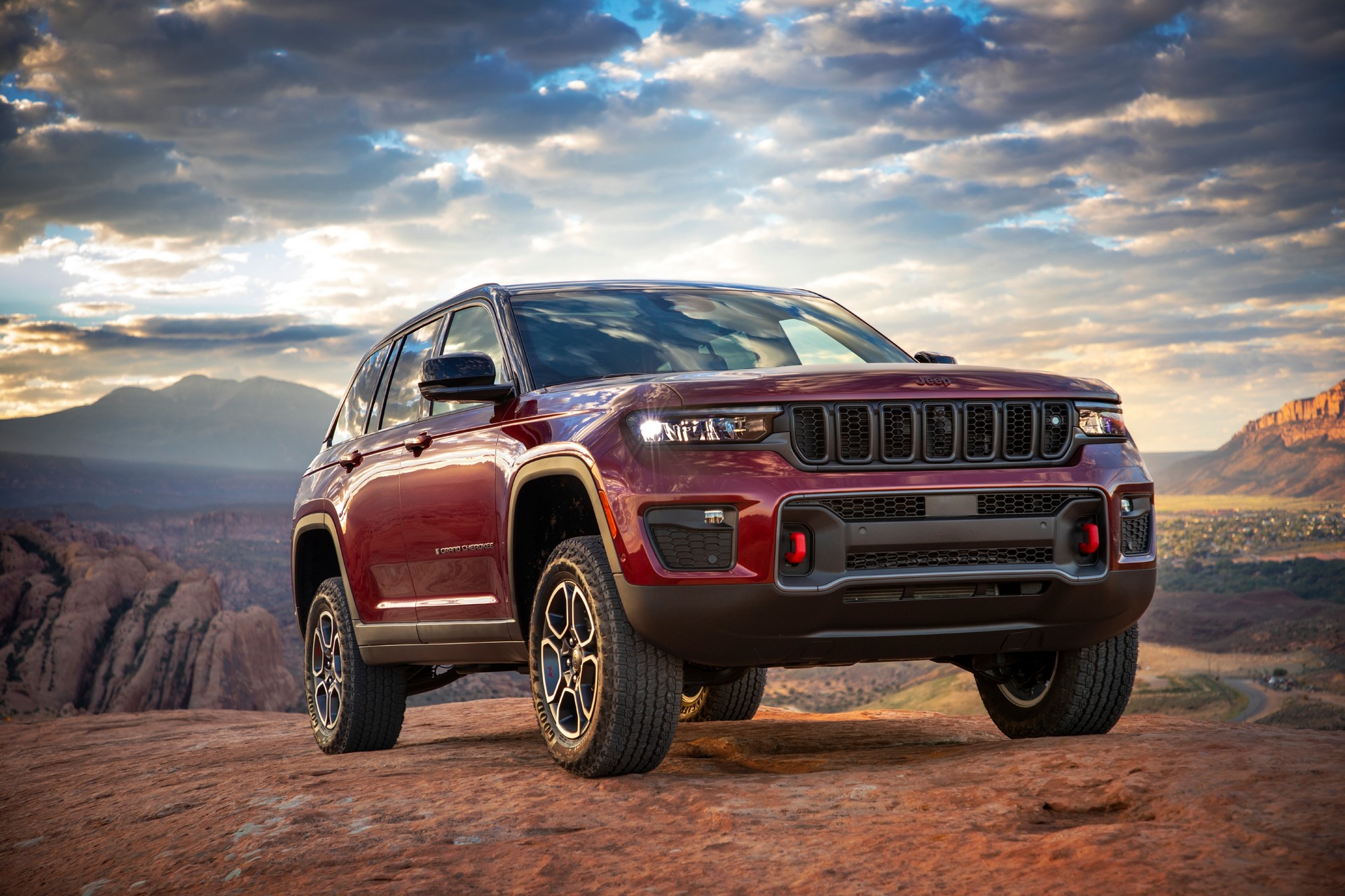 2022 Jeep Grand Cherokee Starts At $37,390 And Climbs To $66,660 For Luxurious Summit Reserve