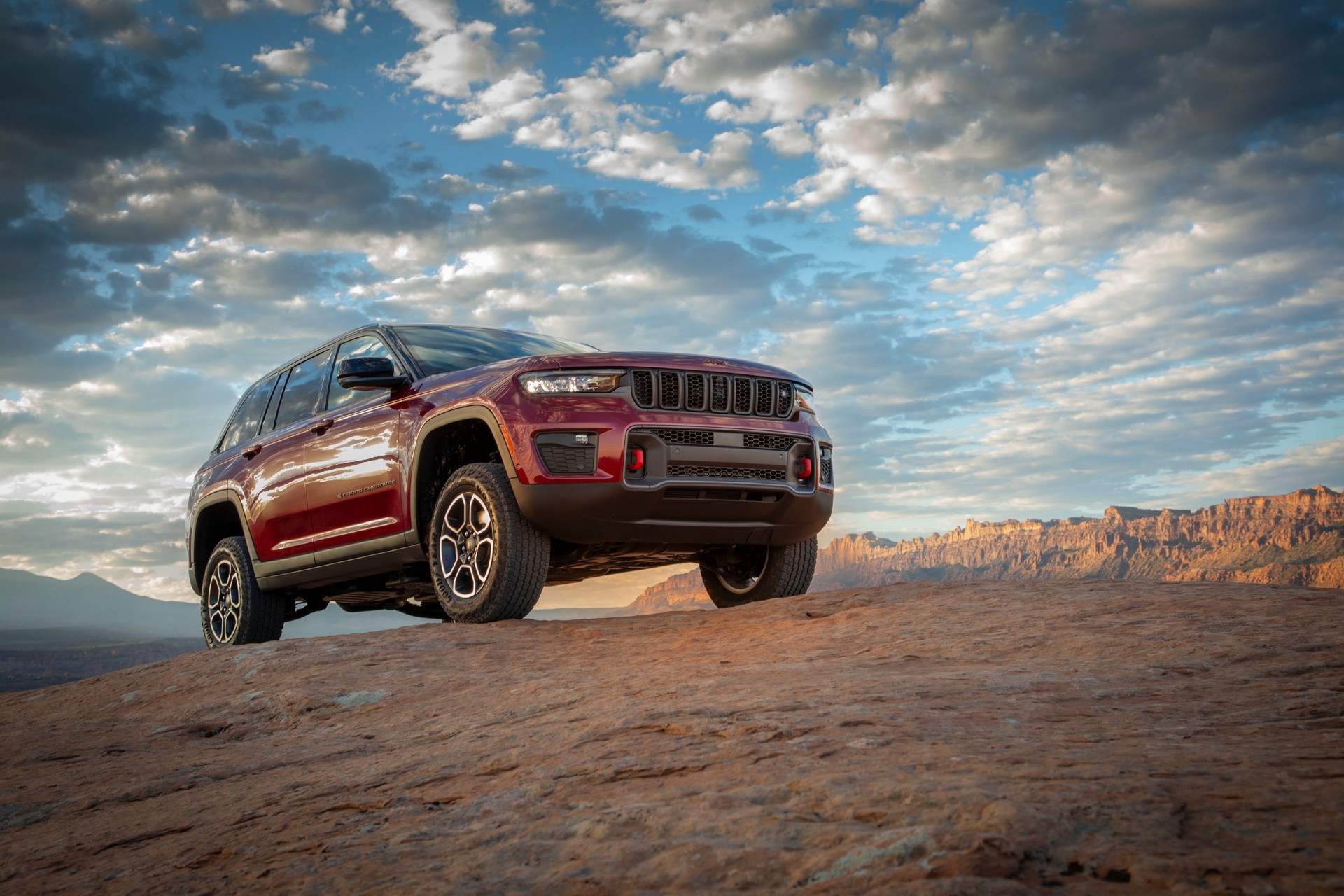 2022 Jeep Grand Cherokee Starts At $37,390 And Climbs To $66,660 For Luxurious Summit Reserve