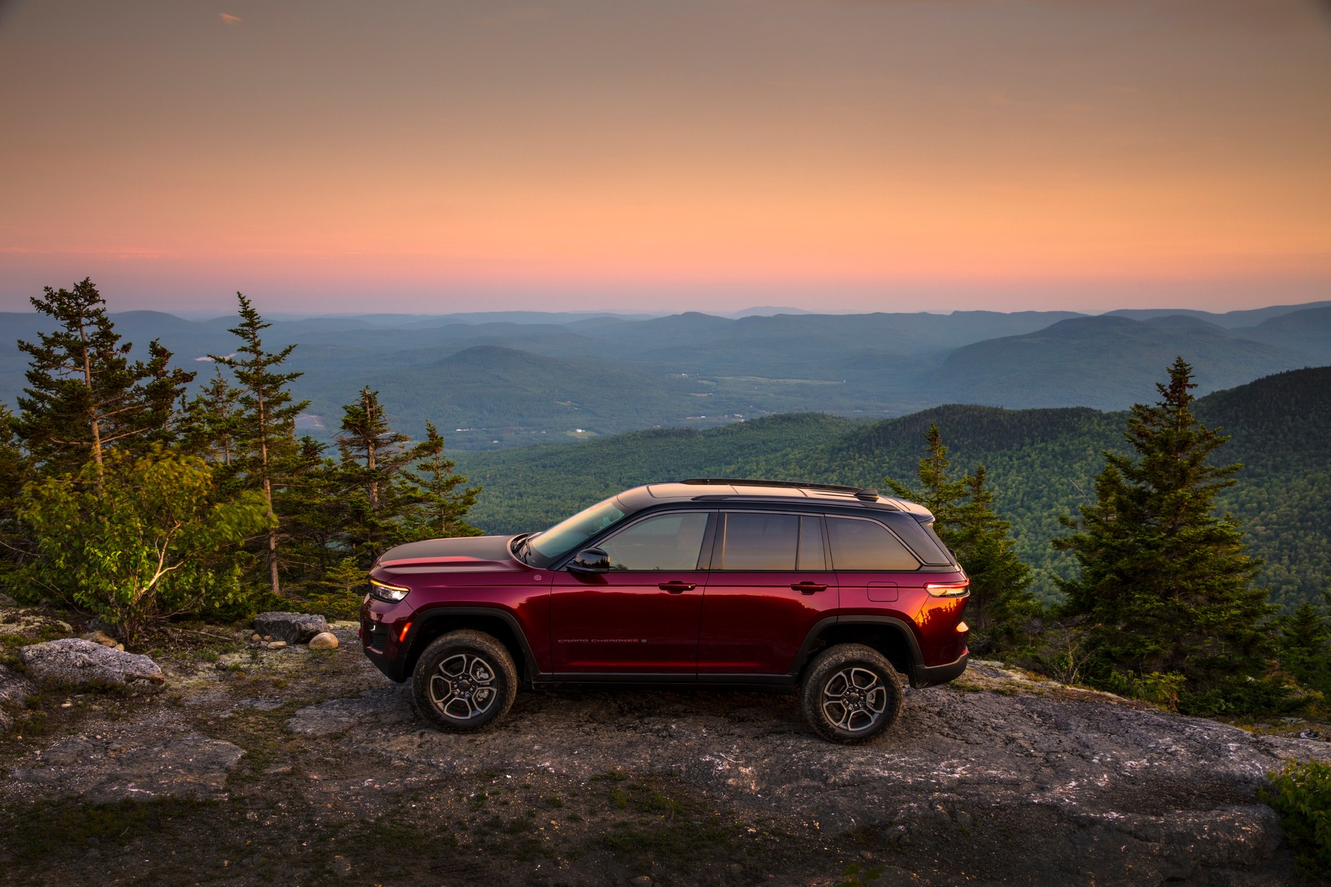 2022 Jeep Grand Cherokee Starts At $37,390 And Climbs To $66,660 For Luxurious Summit Reserve