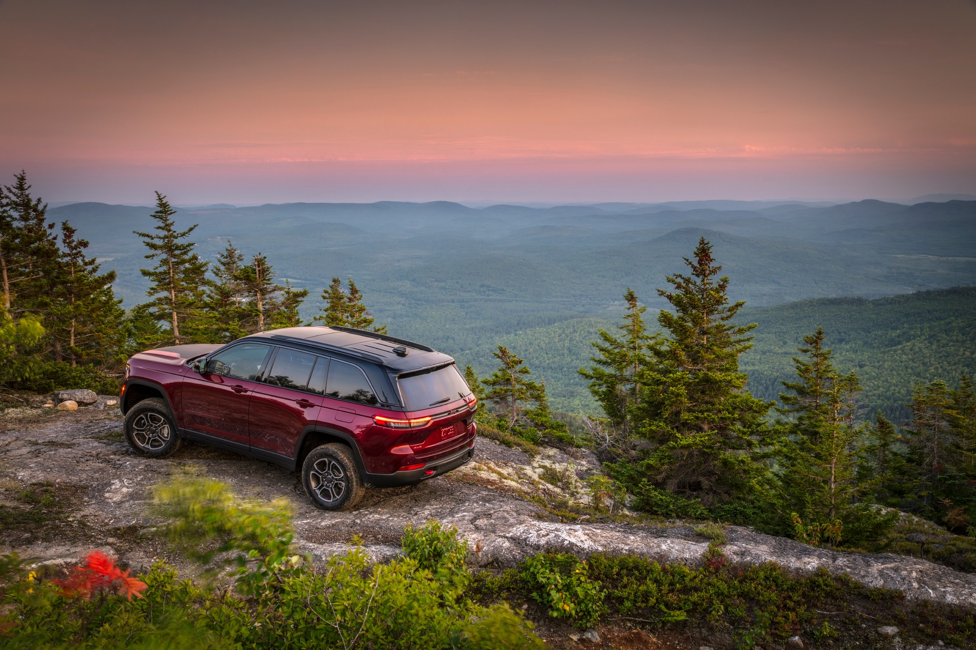 2022 Jeep Grand Cherokee Starts At $37,390 And Climbs To $66,660 For Luxurious Summit Reserve