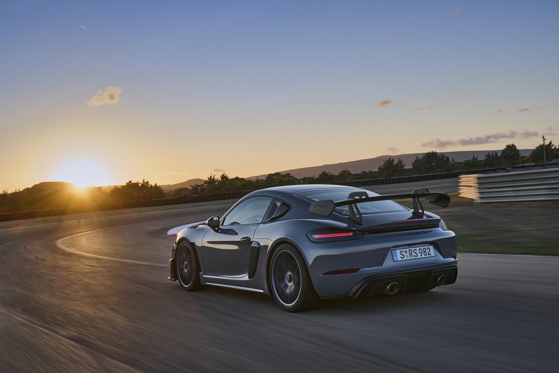 2022 Porsche 718 GT4 RS Unveiled As The Most Extreme Cayman Ever