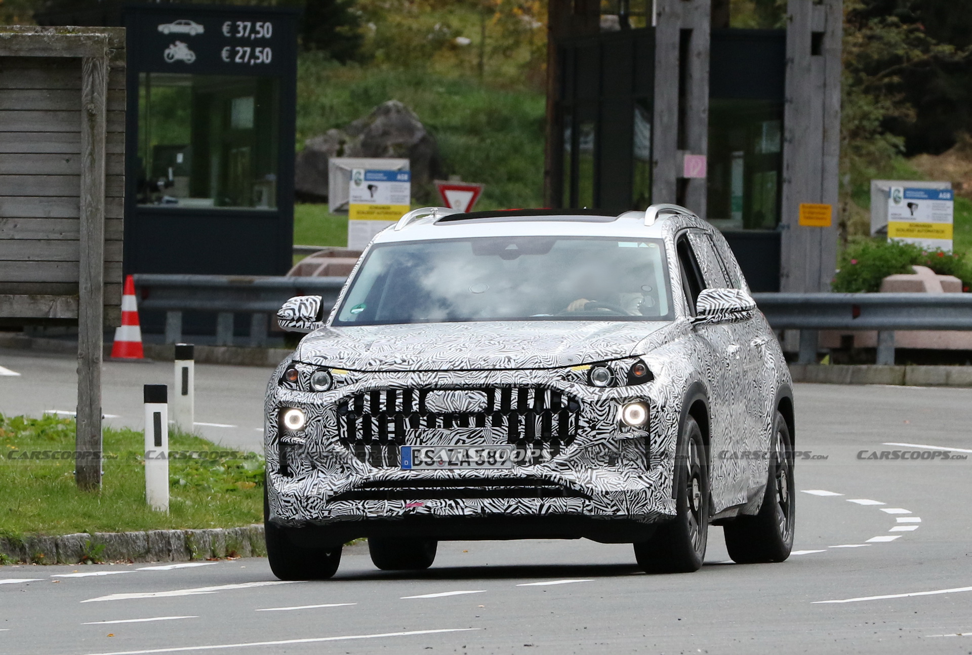 Audi Q9 Spied Alongside Another Large SUV With VW Atlas Body Parts, Could Be China-Specific
