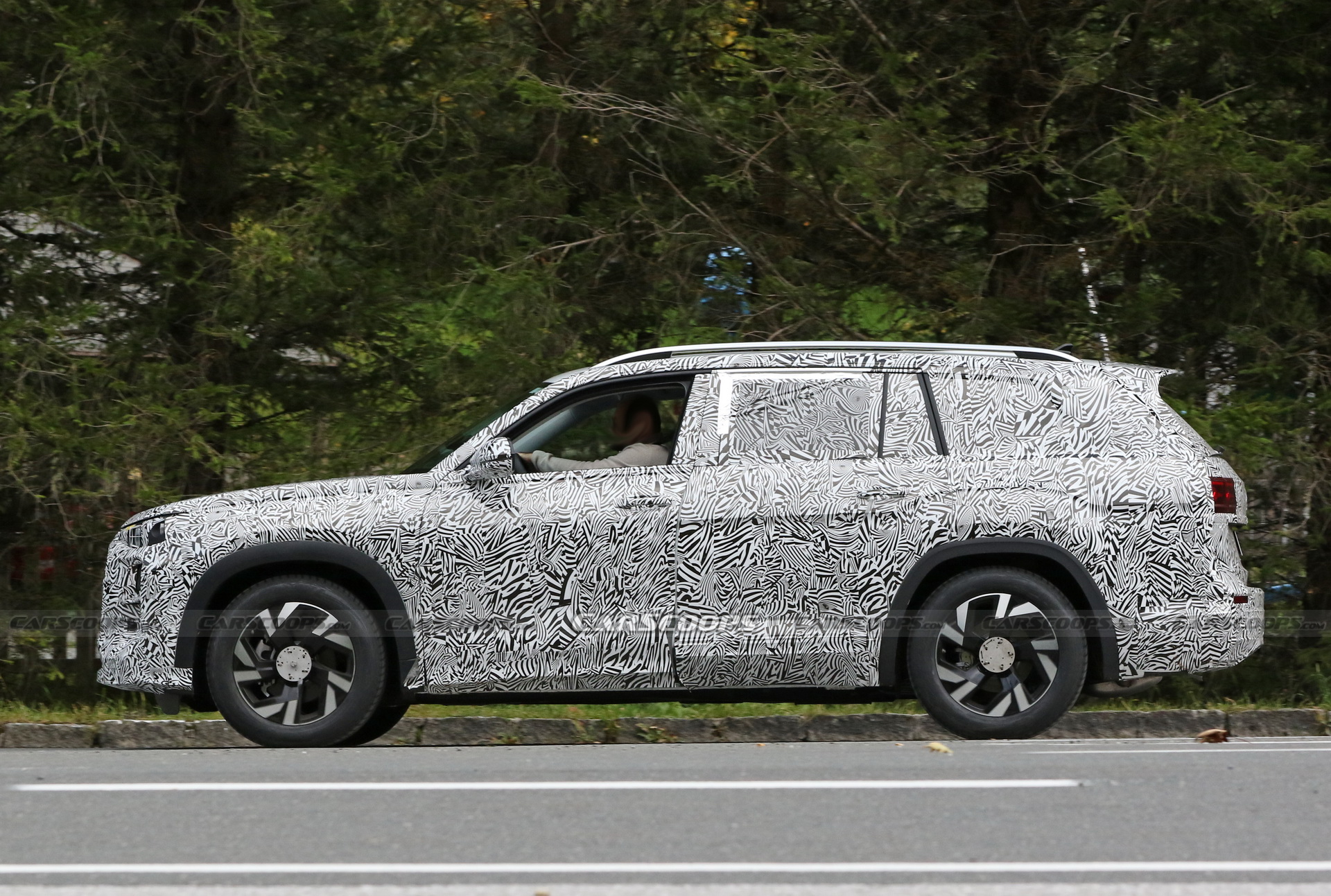 Audi Q9 Spied Alongside Another Large SUV With VW Atlas Body Parts, Could Be China-Specific