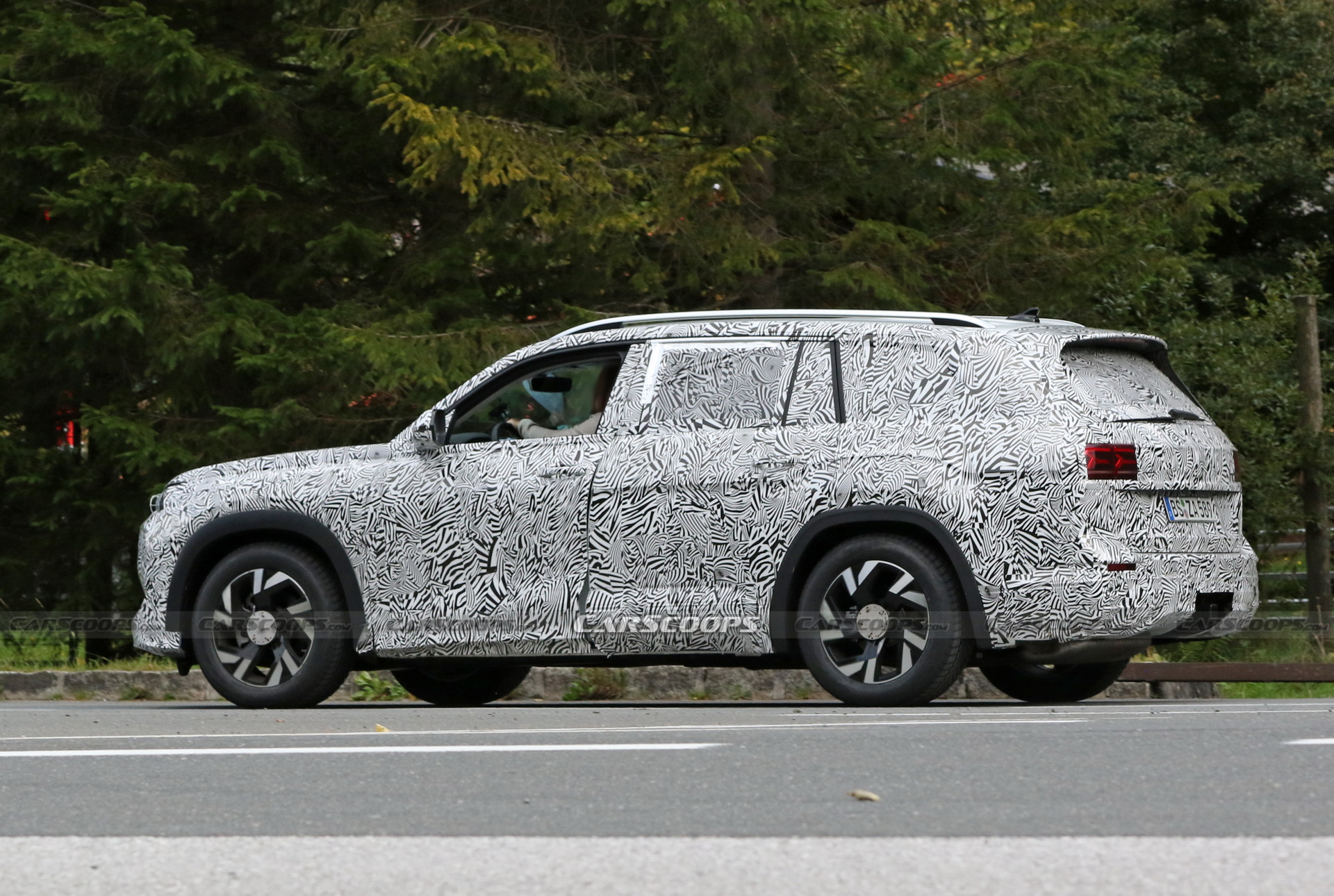 Audi Q9 Spied Alongside Another Large SUV With VW Atlas Body Parts, Could Be China-Specific