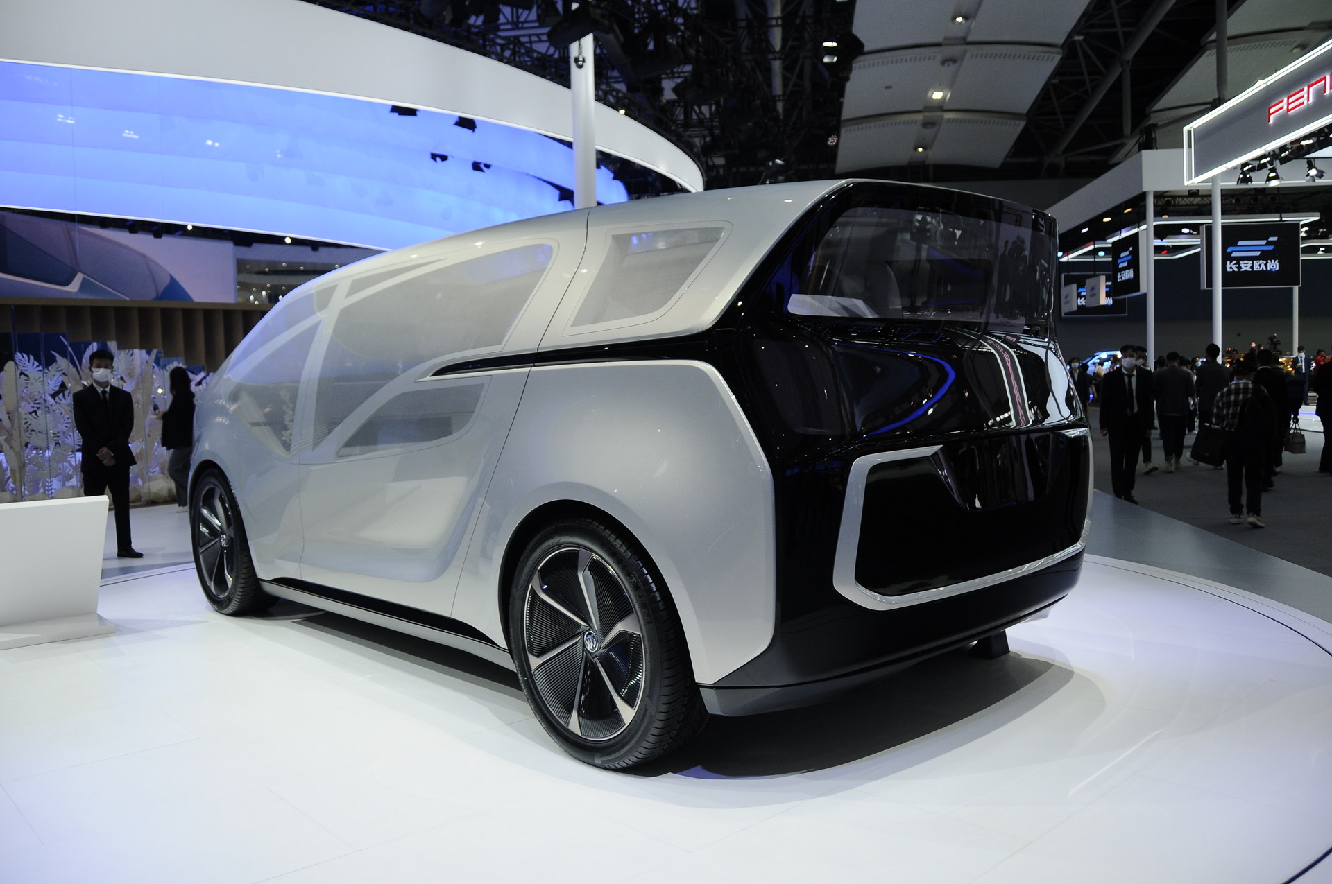 Buick Smart Pod Is A Futuristic Luxury Minivan Concept That Could’ve Been Designed By Porsche