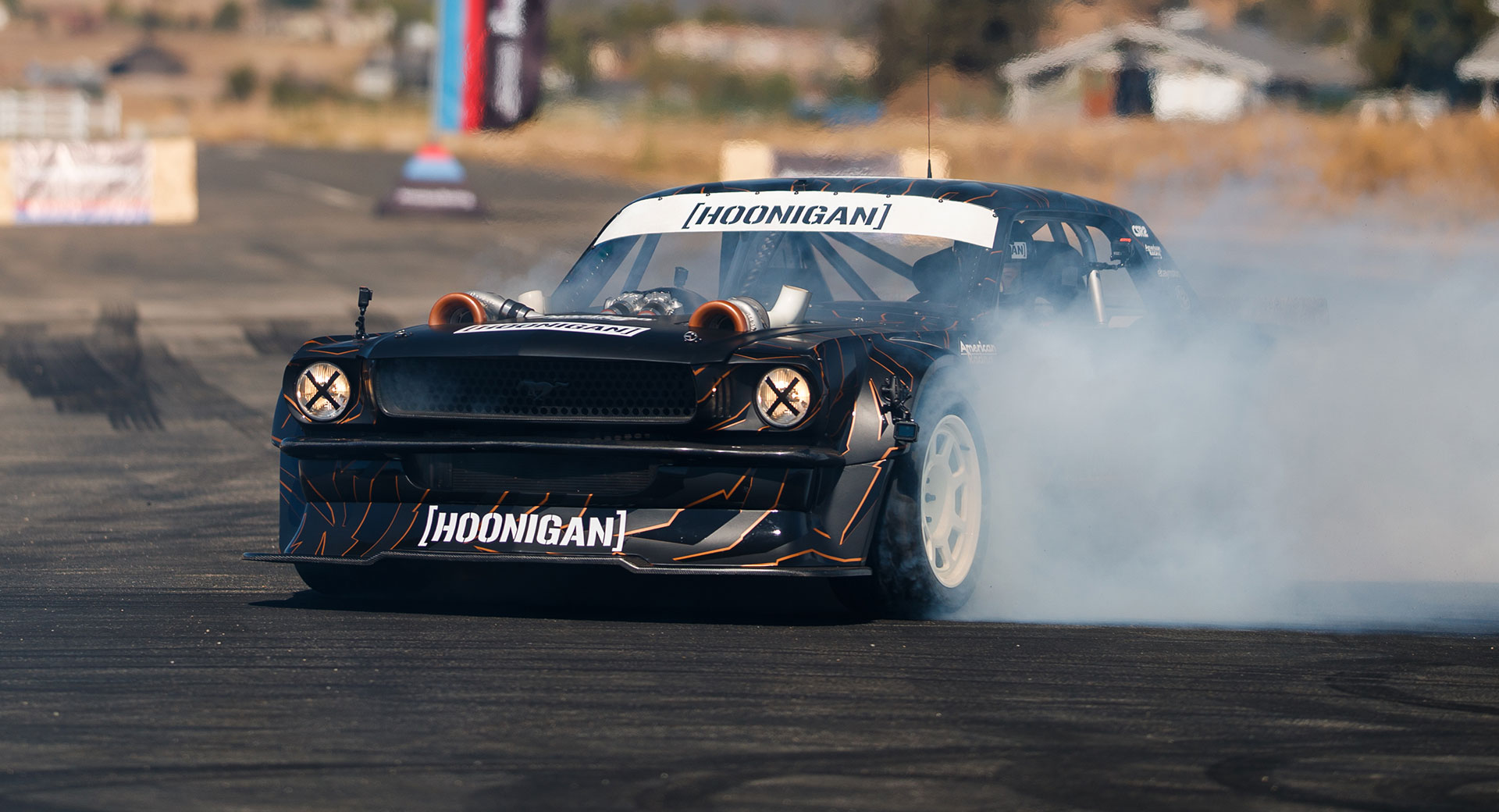 La hija de 14 años de Ken Block corre un honicorn contra un Corvette NHRA de 4000 HP