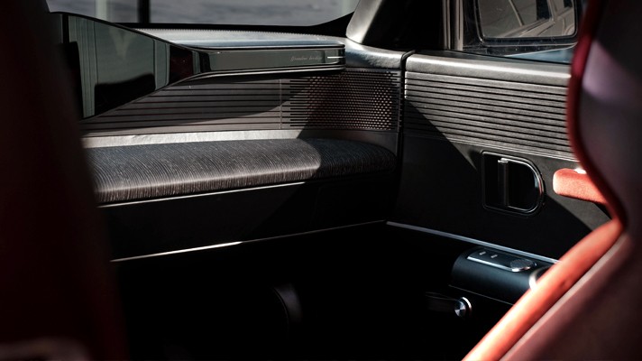 Hyundai Grandeur EV Is A Retrofuturistic Electric Concept Based On A 1980s Design