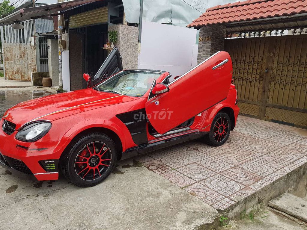Poke Your Eyes Out At This Mercedes SLK That Costs 55 Million Vietnamese Dong