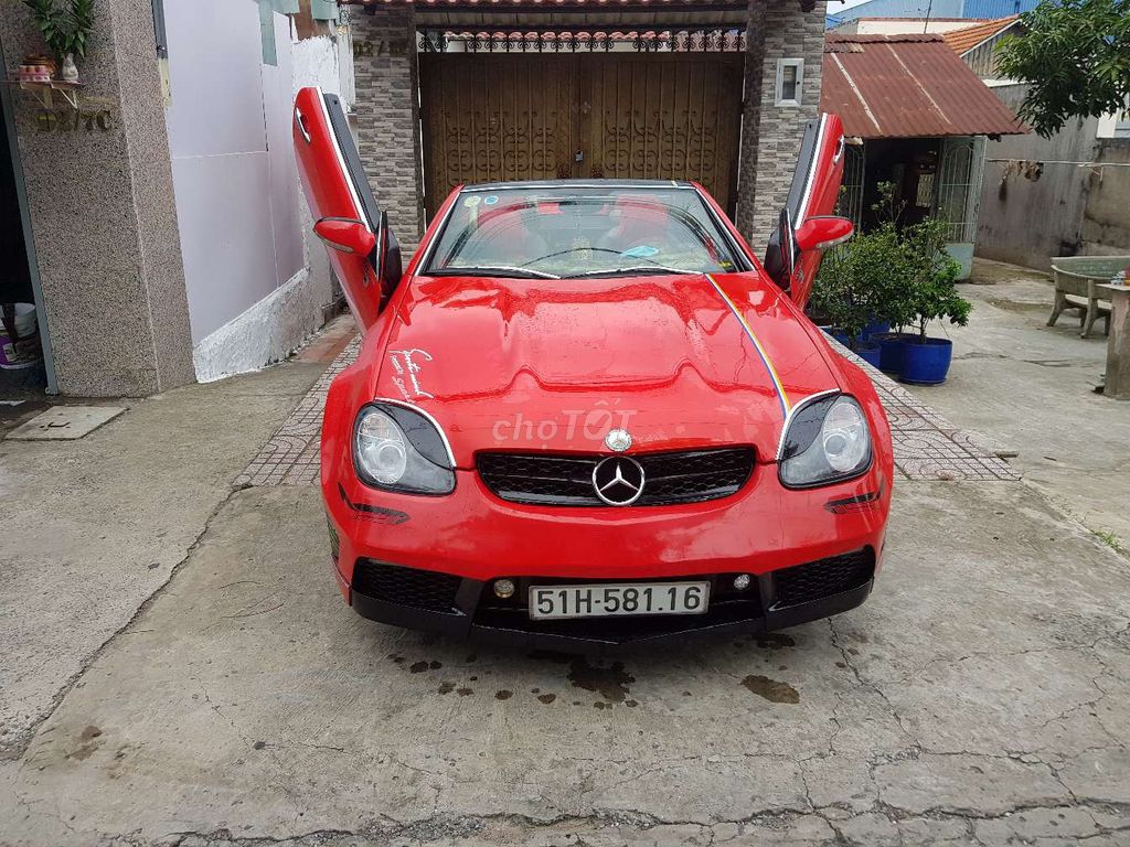 Poke Your Eyes Out At This Mercedes SLK That Costs 55 Million Vietnamese Dong