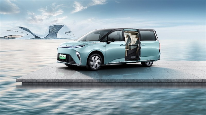 SAIC’s Maxus Mifa 9 Is A Luxury Electric Van With Six Power Seats And 10 Displays