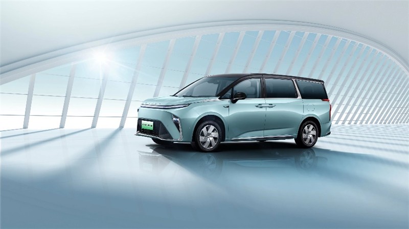 SAIC’s Maxus Mifa 9 Is A Luxury Electric Van With Six Power Seats And 10 Displays