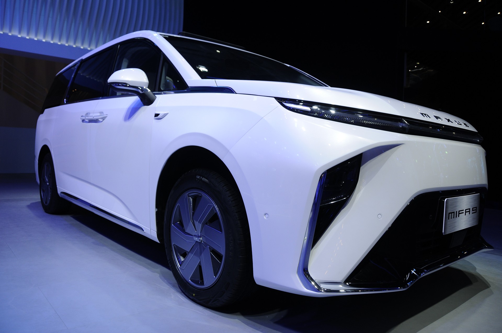 SAIC’s Maxus Mifa 9 Is A Luxury Electric Van With Six Power Seats And 10 Displays