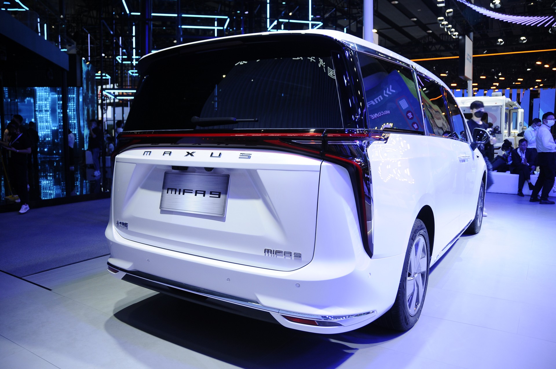 SAIC’s Maxus Mifa 9 Is A Luxury Electric Van With Six Power Seats And 10 Displays