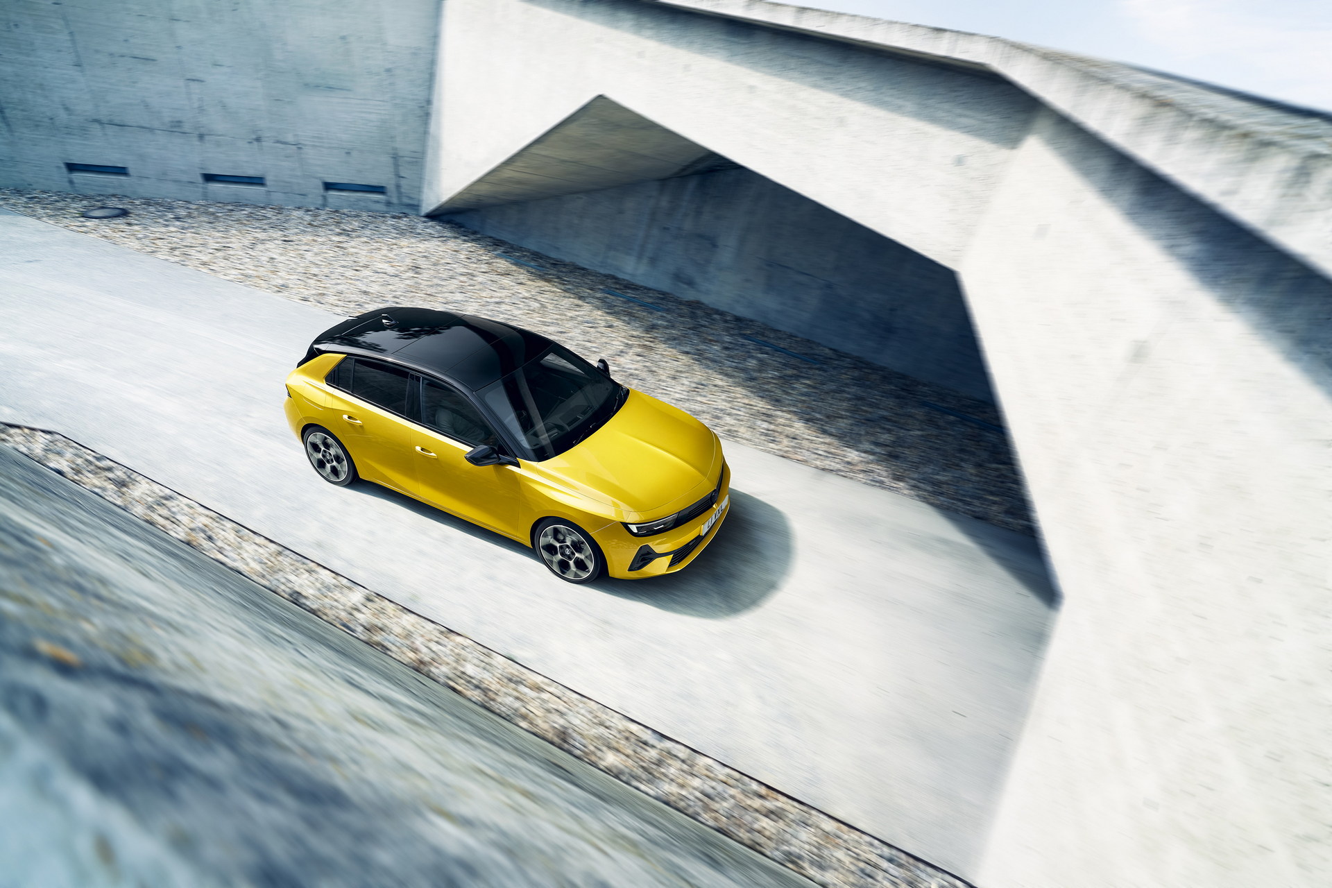 DS 4 And Vauxhall Astra Siblings Debut In The UK With Weirdly Similar Pricing