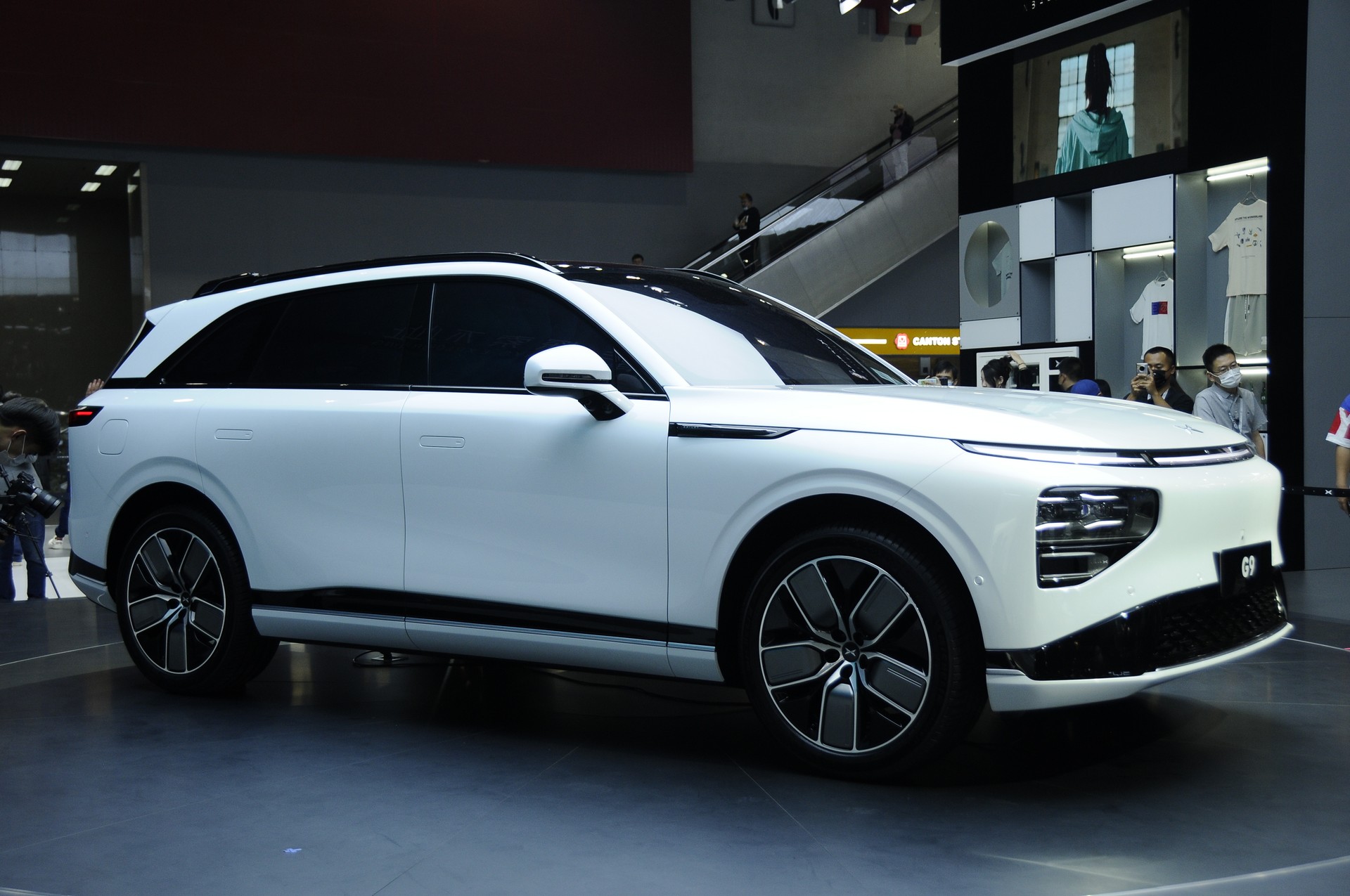 New Xpeng G9 Flagship Electric SUV’s Interior Leaked, Is Dominated By Three Massive Screens
