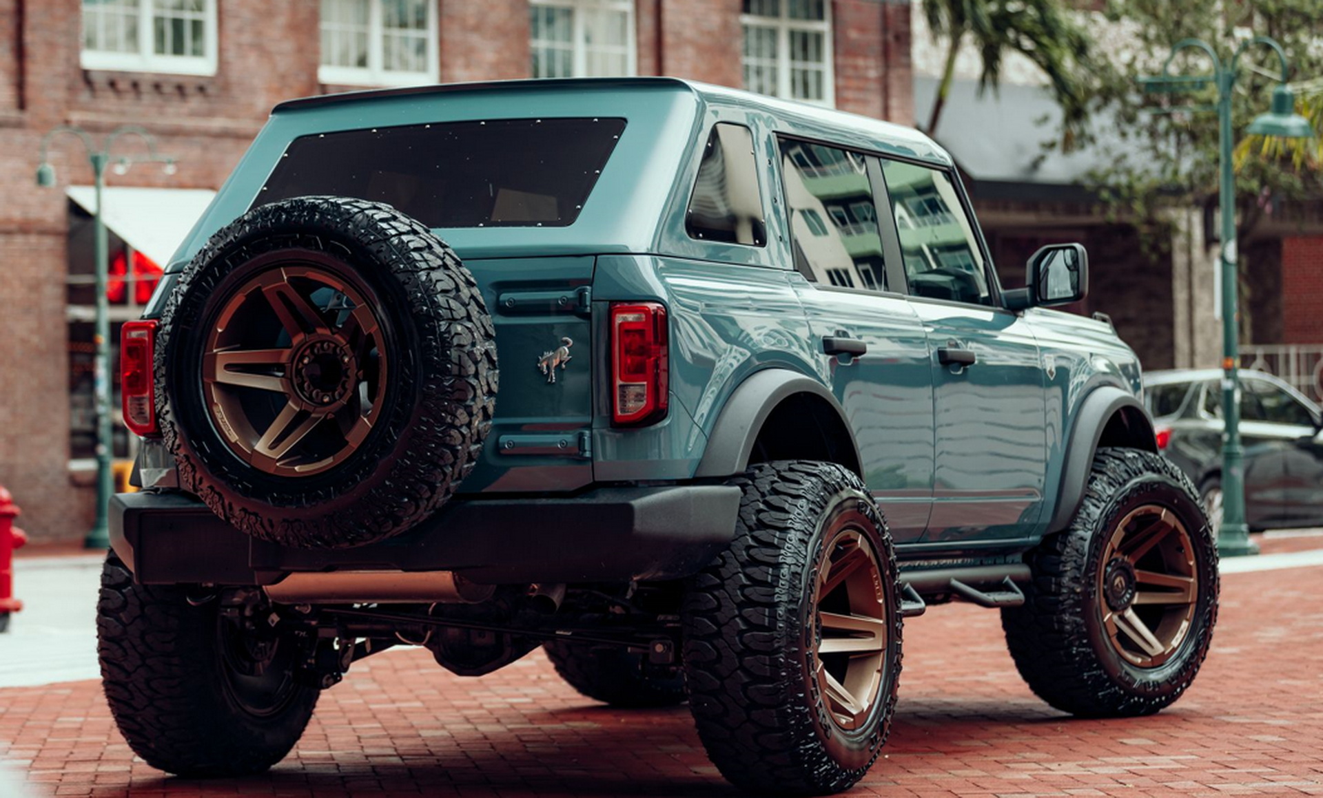 When A Jeep Shop Gets Its Hands On A Ford, The Result Is 700 HP Coyote-Powered Ford Bronco