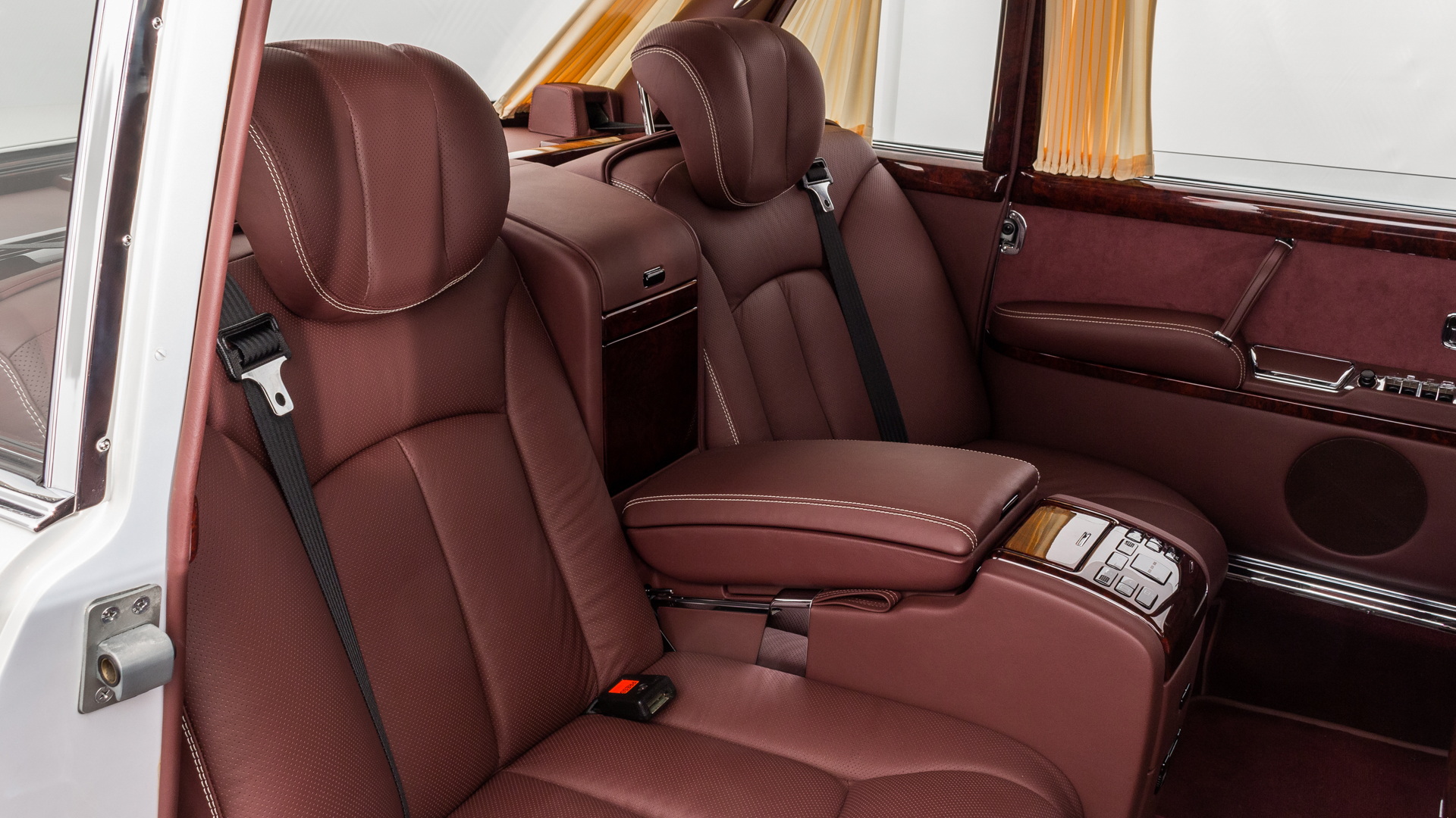 For $2.6M, Would You Get A 1975 Mercedes-Benz 600 Pullman Or A 2009 Maybach Landaulet?