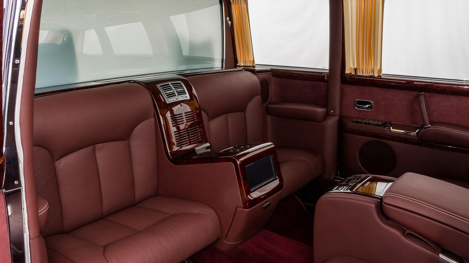 For $2.6M, Would You Get A 1975 Mercedes-Benz 600 Pullman Or A 2009 Maybach Landaulet?